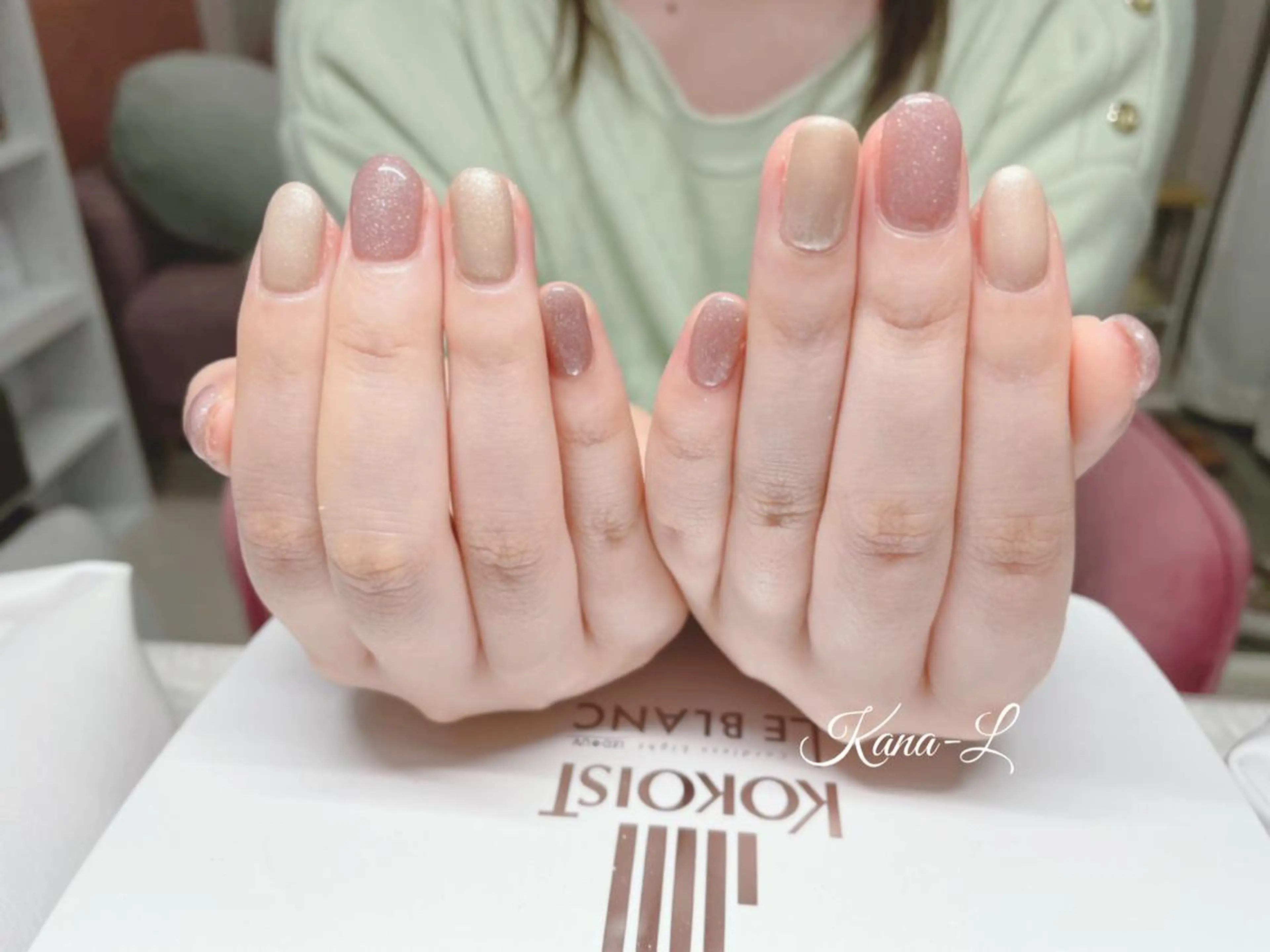 カラー ネイル ラメ(グリッター) 芦辺 香奈のネイルデザイン