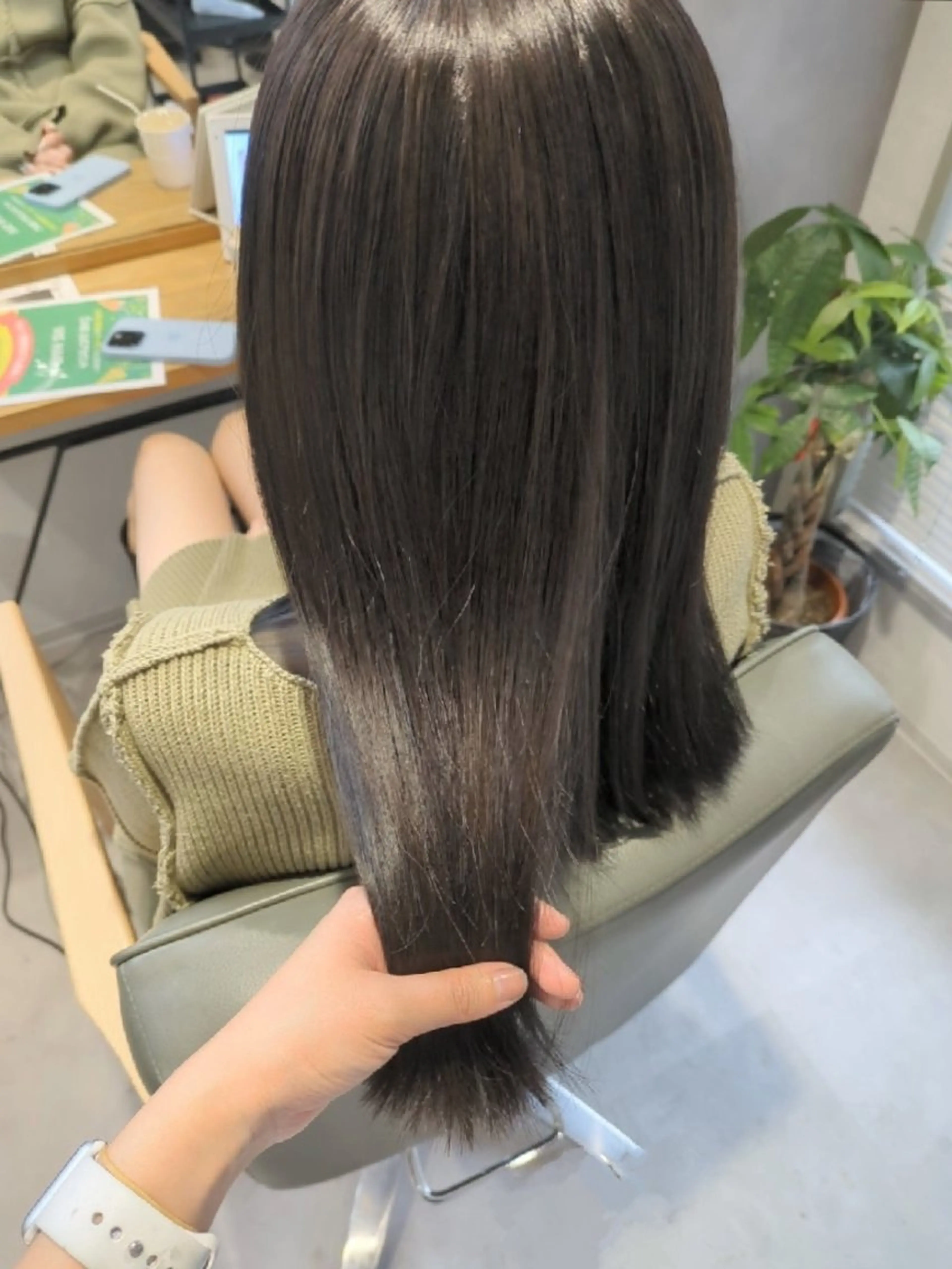 セミロング カラー ヘアアレンジ アッシュ アッシュグレー カット ヘアカラー 小國 綾かのヘアスタイル