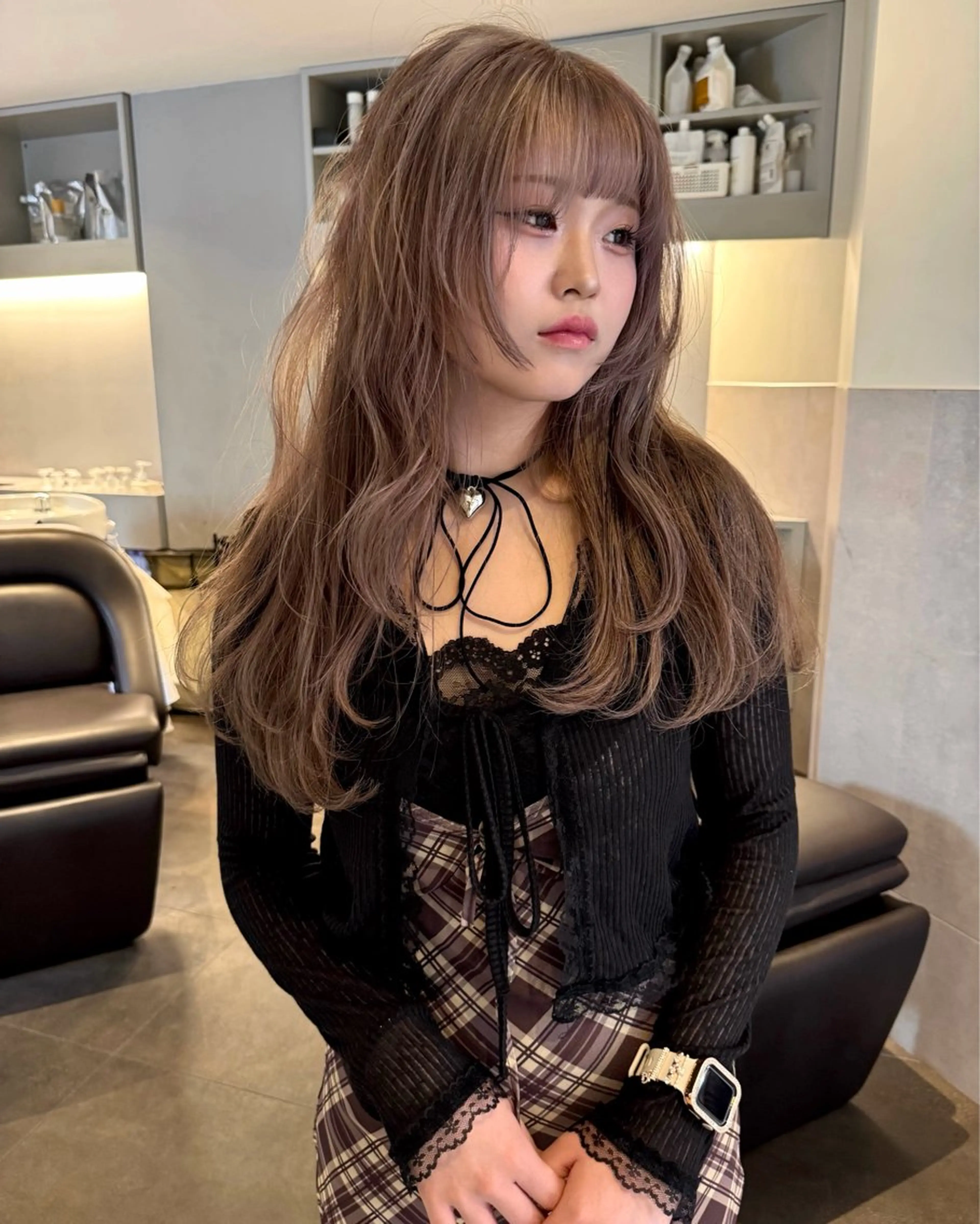 セミロング カラー ベージュカラー ブリーチ ミルクティーベージュ ヘアカラー トリートメント RAIMA ハイトーン/レイヤーのヘアスタイル