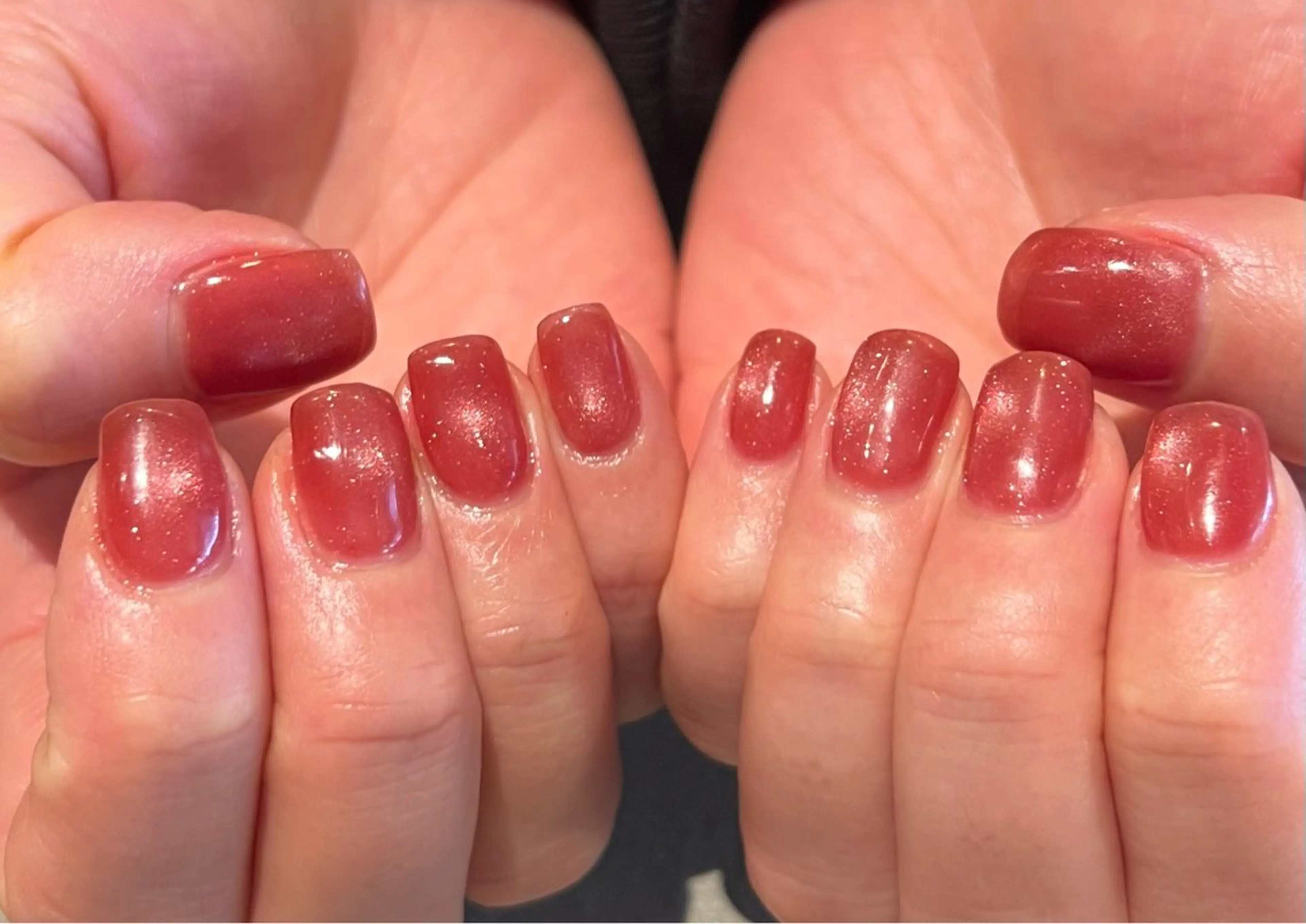 ネイル フラッシュネイル マグネットネイル ワンカラーネイル 赤色 春ネイル ハンドネイル ウエチ ノリカ🐸のネイルデザイン