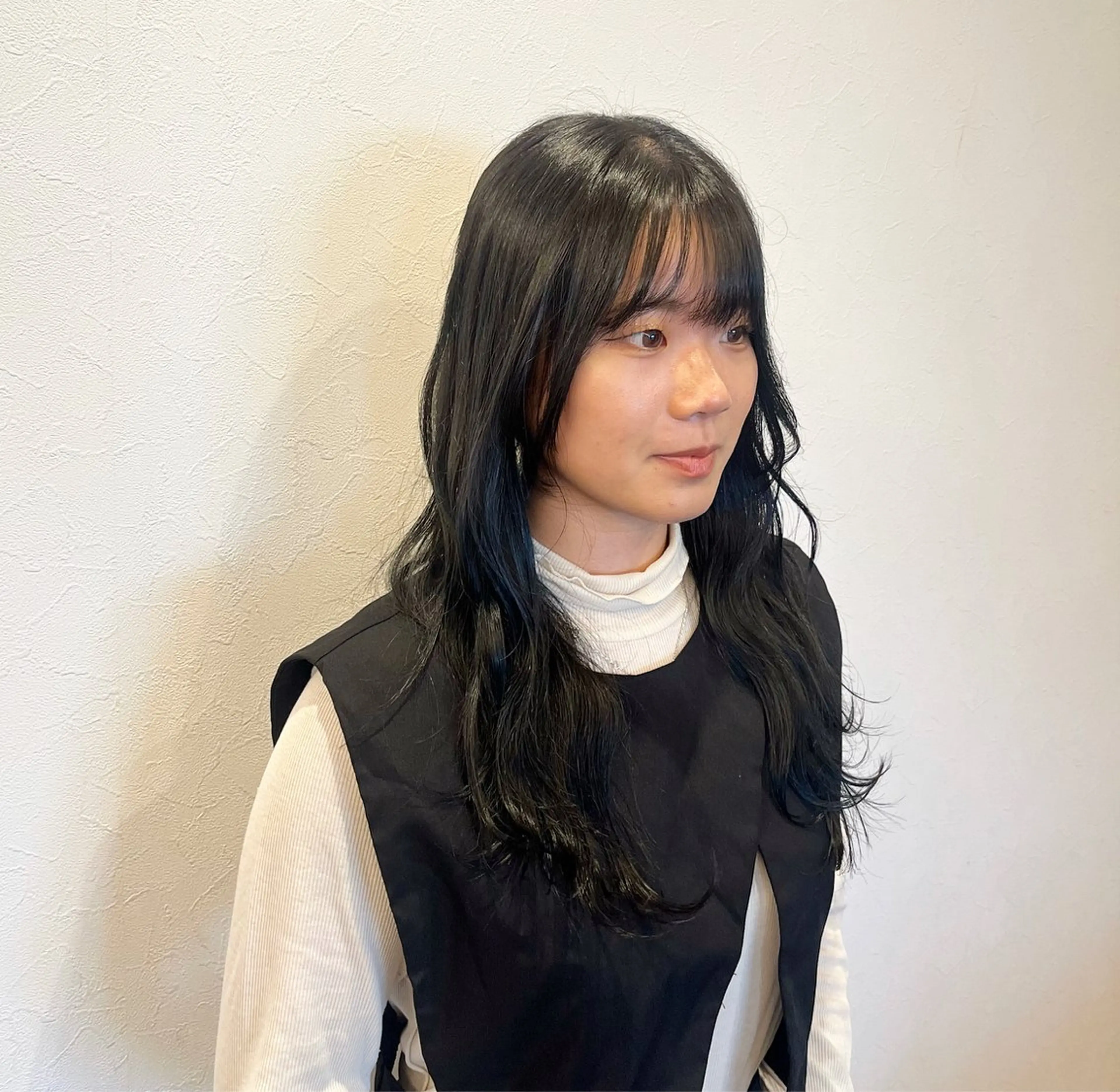 ロング カラー 黒髪 ブルーカラー ブルーブラック 今井 杏奈のヘアスタイル