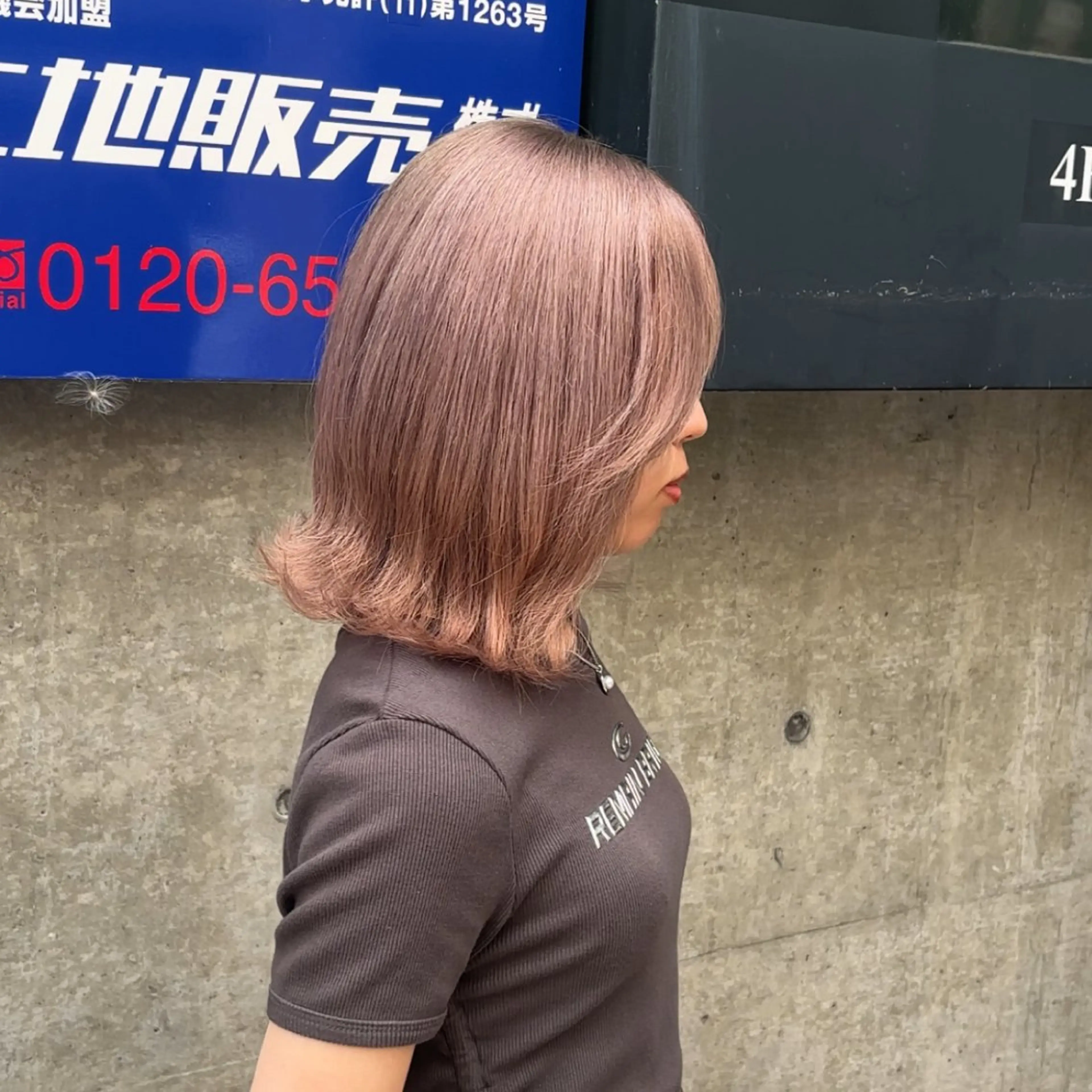 ミディアム カラー aura所属・CONAN｜レイヤー ボブ／ハイトーンのヘアスタイル