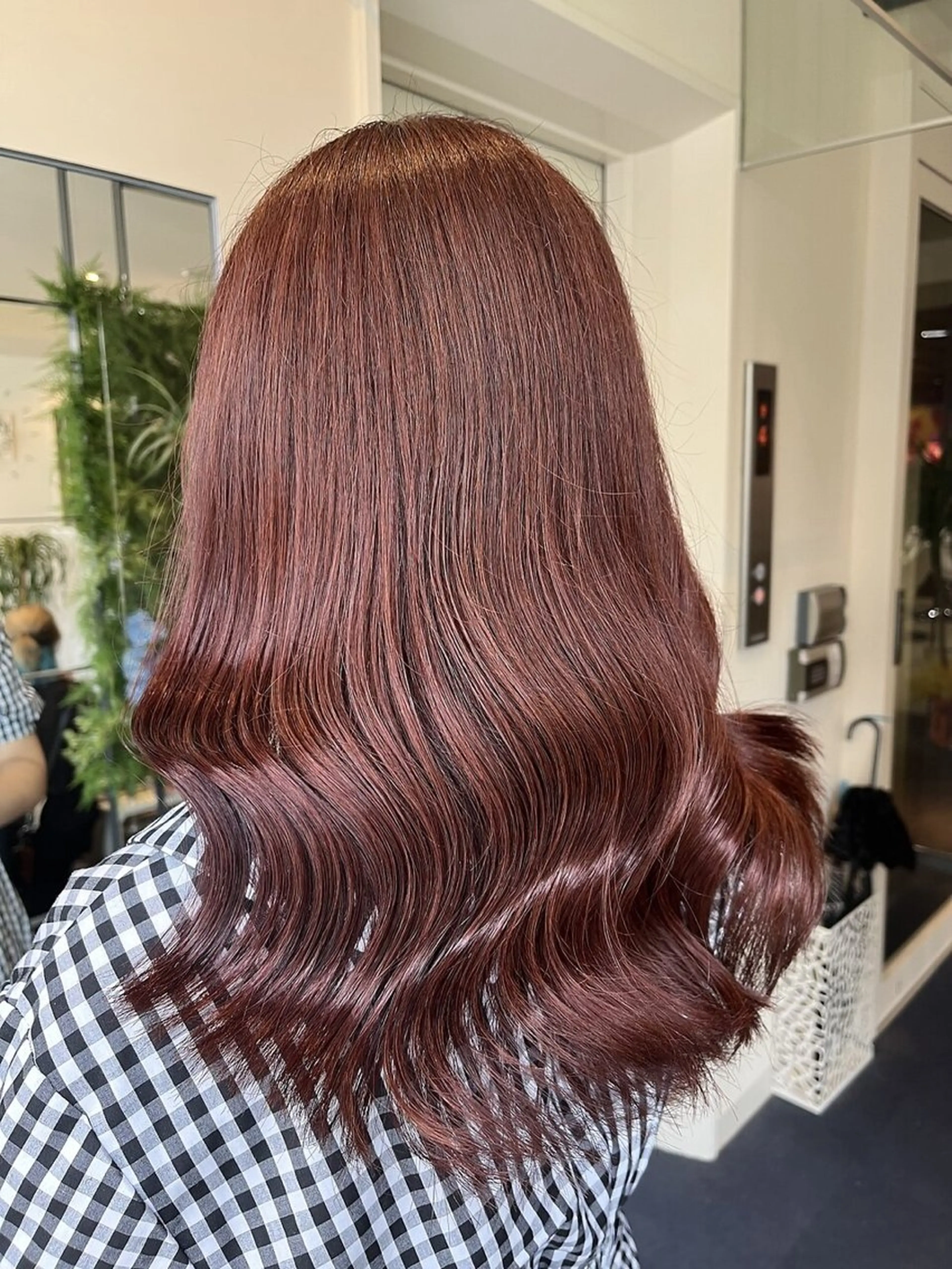 ミディアム カラー カット ヘアカラー トリートメント W_SALON ［触れたくなる艶髪］のヘアスタイル