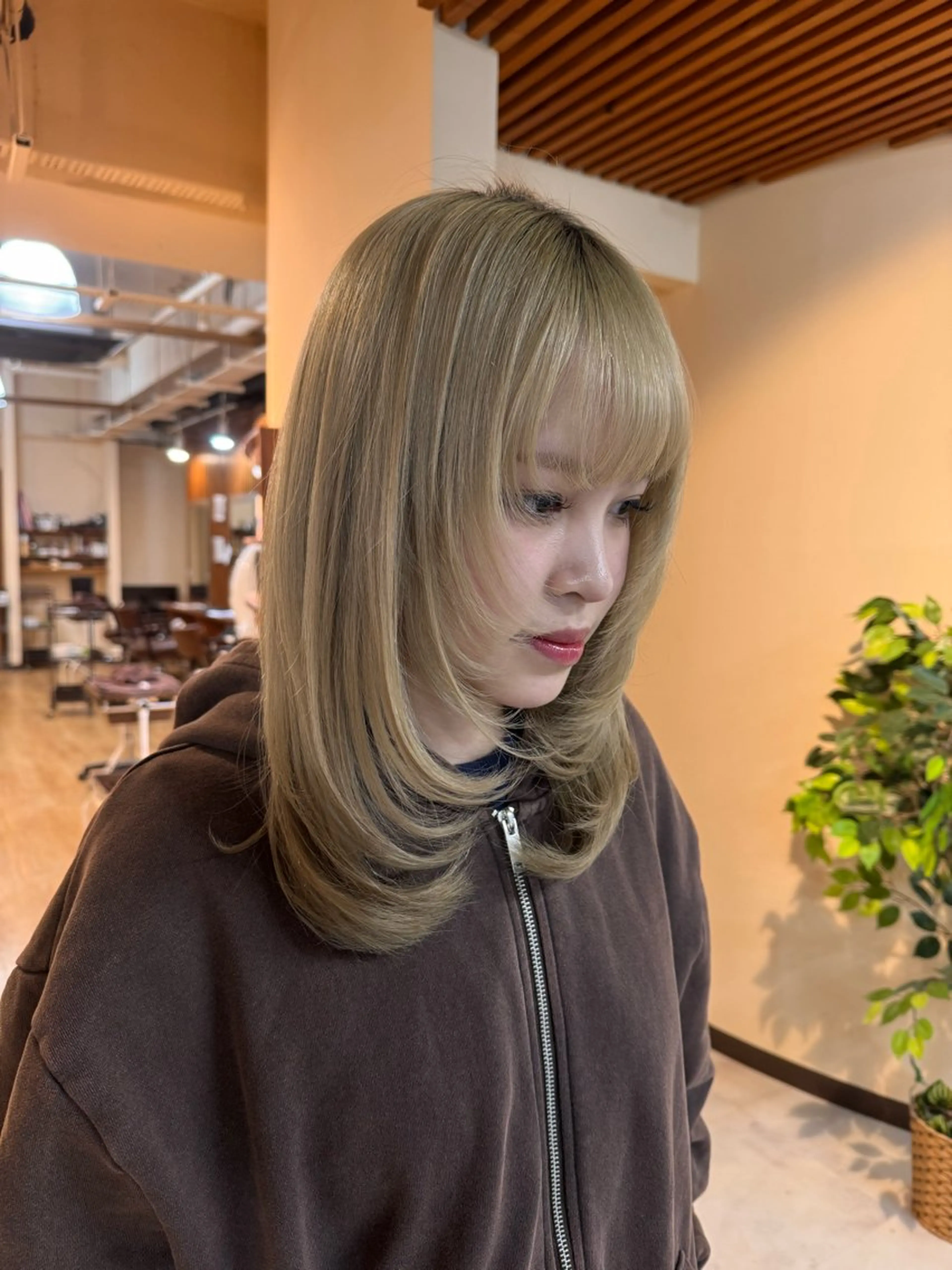 ミディアム カット ヘアカラー ルーツ/ デザイン/ ハイトーン/おこのぎのヘアスタイル