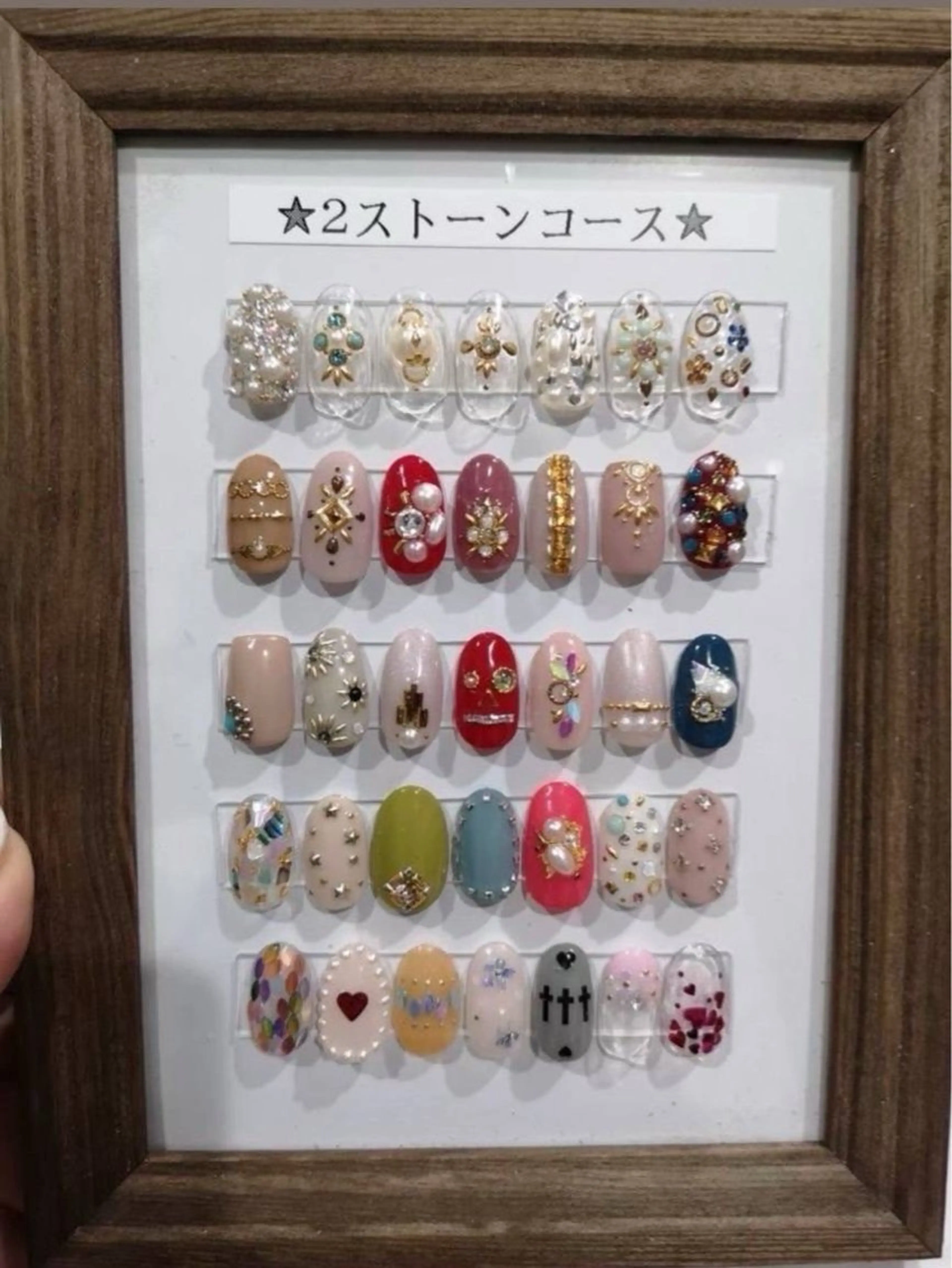 ネイル ストーンネイル MAXKELLY ANNAのネイルデザイン