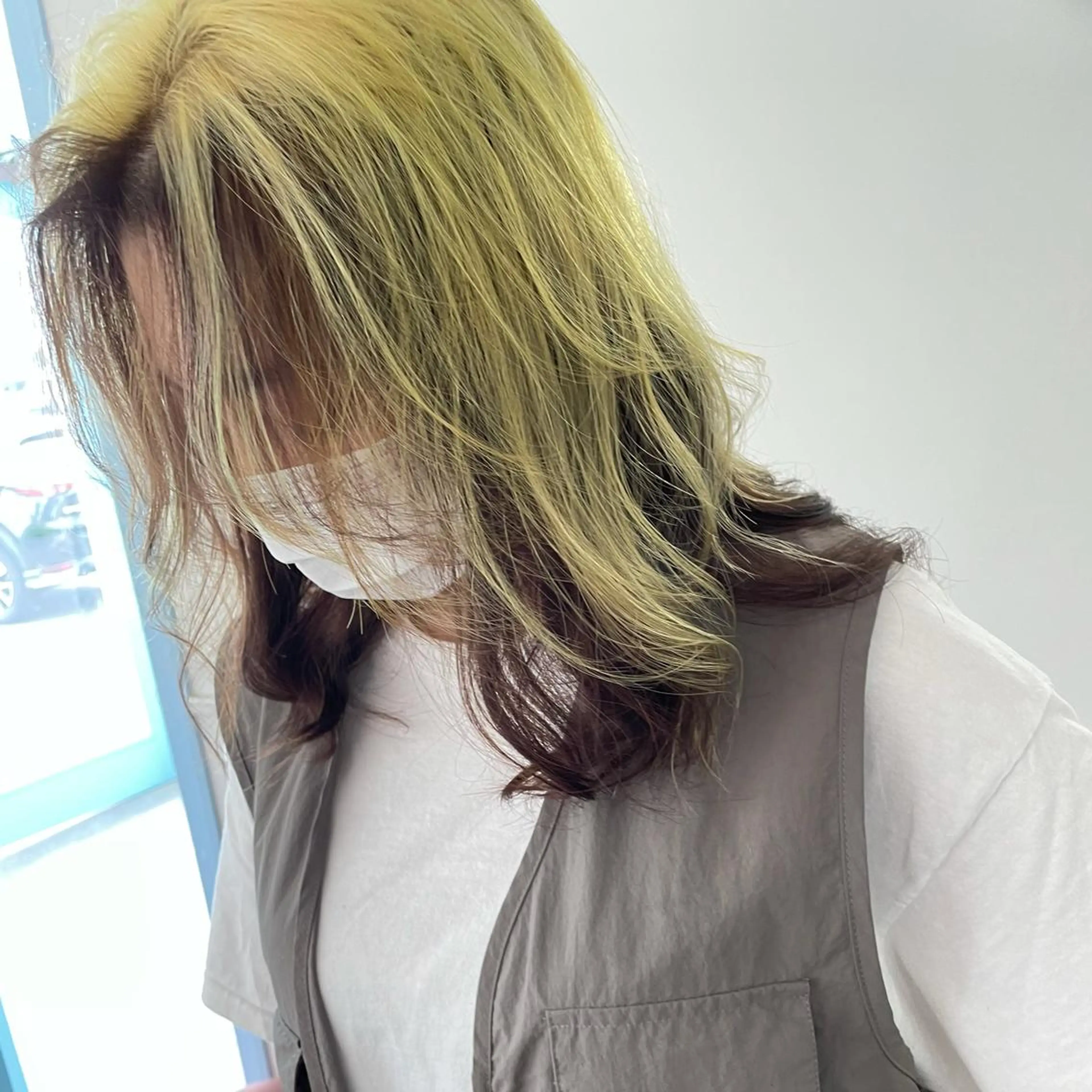 ロング イエローカラー ヘアカラー トリートメント Lit所属・Lit.豊橋 夏目のヘアスタイル