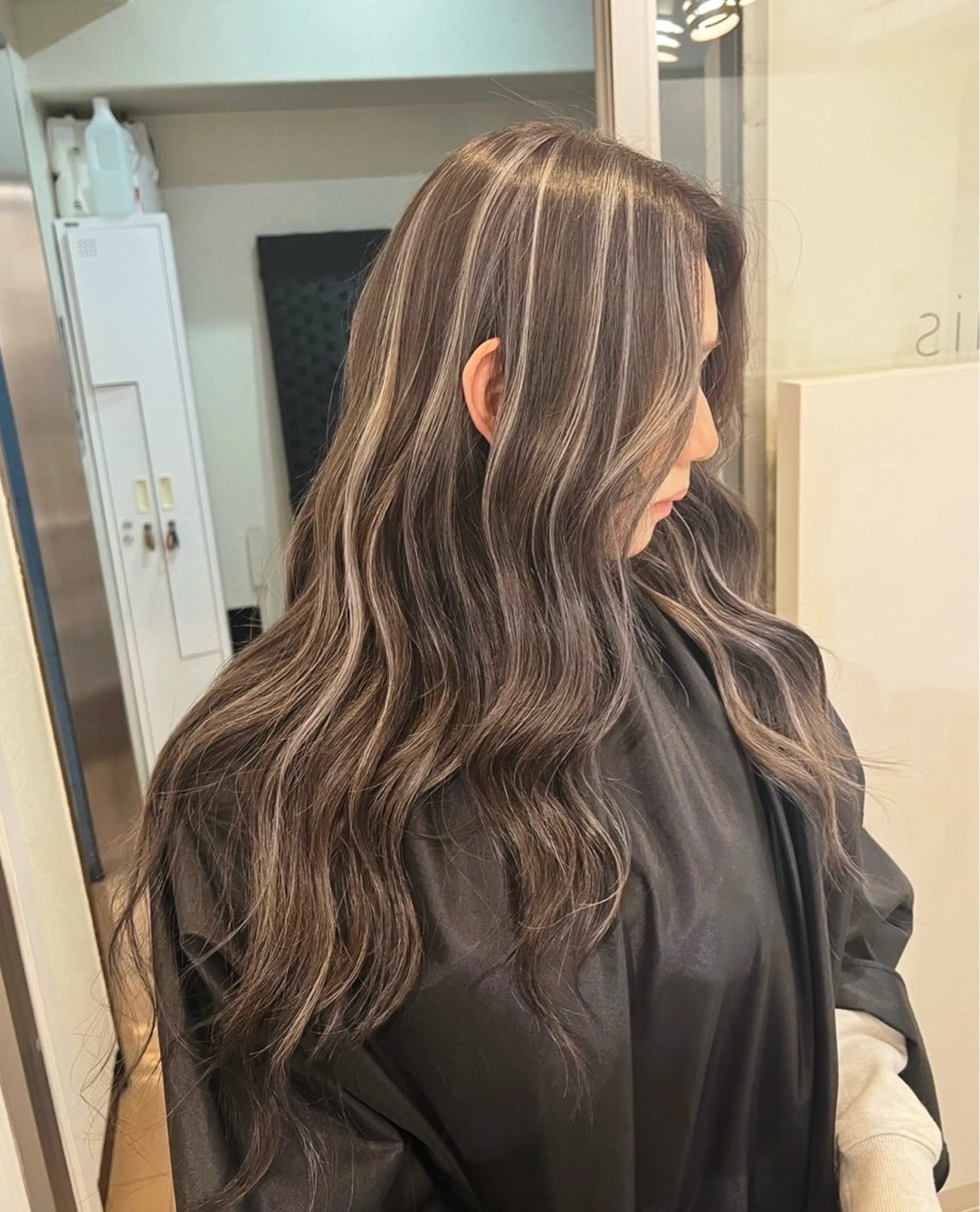 ロング カラー ダークグレー ダークグレージュ グレージュ ハイライトカラー ハイライト ヘアカラー トリートメント ROBIN所属・指名数No.1 /NAOYAのヘアスタイル