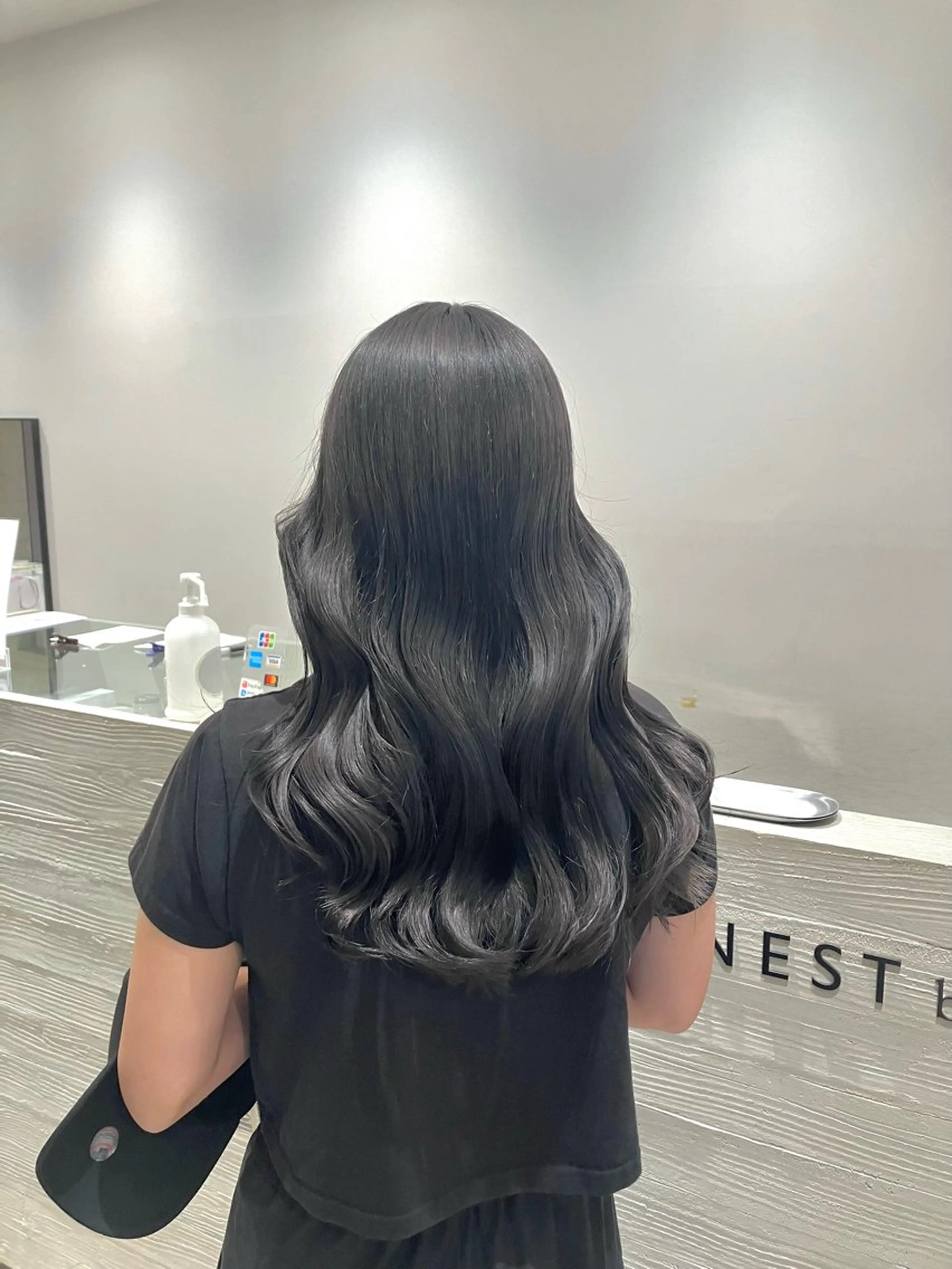 ロング カラー ブリーチ 透明感カラー パープルカラー サキ🤍ハイトーン 🩰くびれ巻きヘアのヘアスタイル