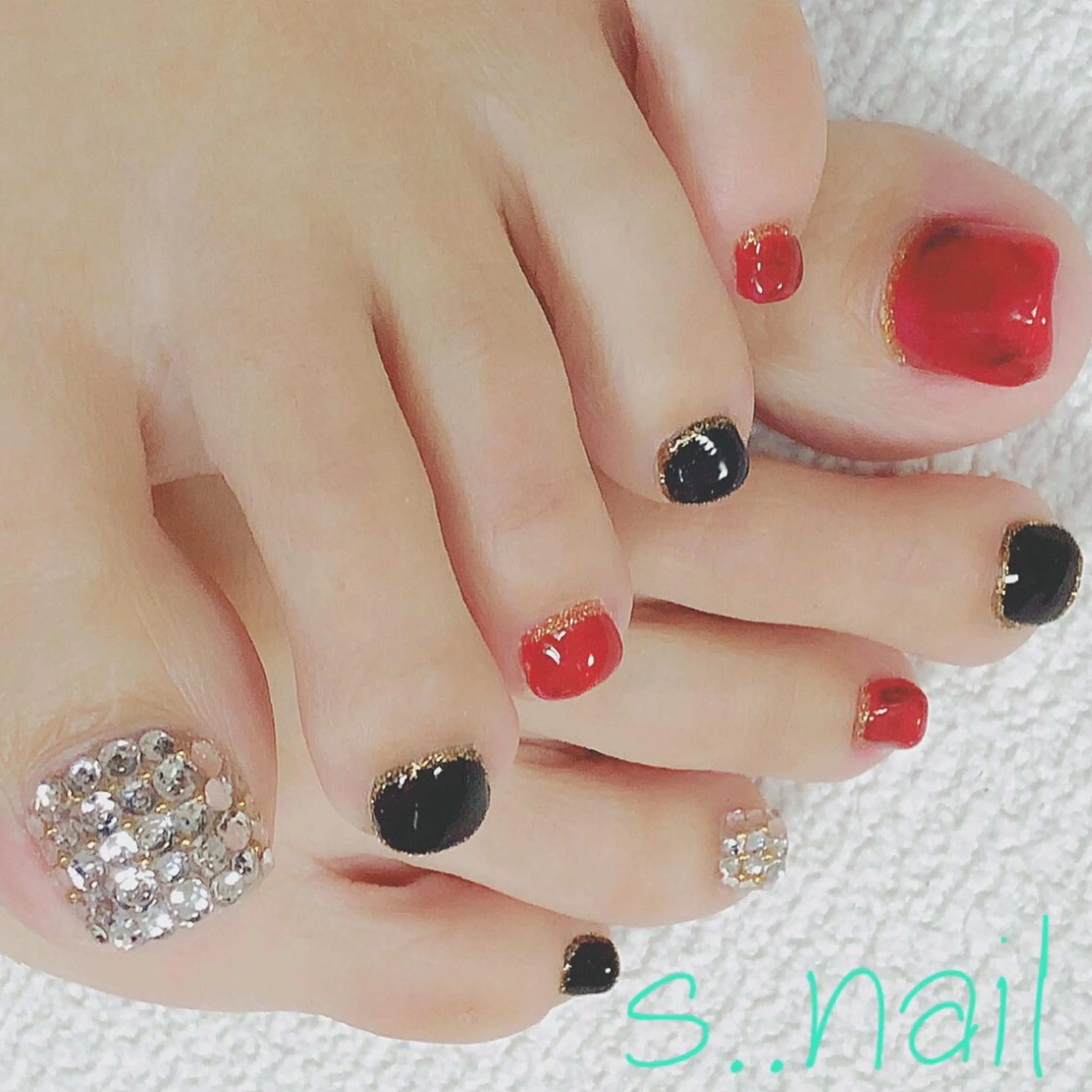 ネイル フットネイル ゴージャス ストーンネイル ハンドネイル フットネイル s..nail / MORITAのネイルデザイン