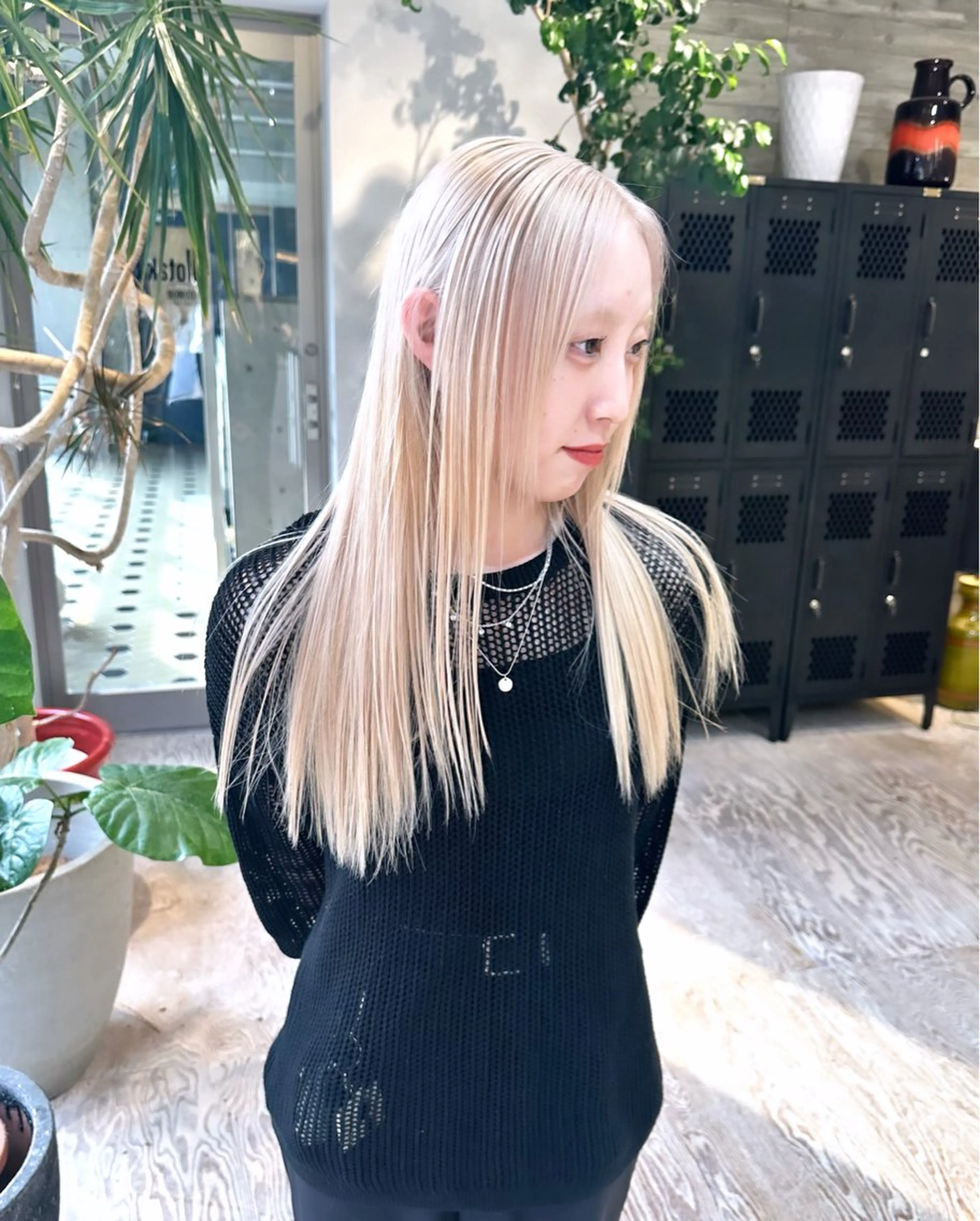 セミロング 抜きっぱなしブロンド ササキカズマのヘアスタイル