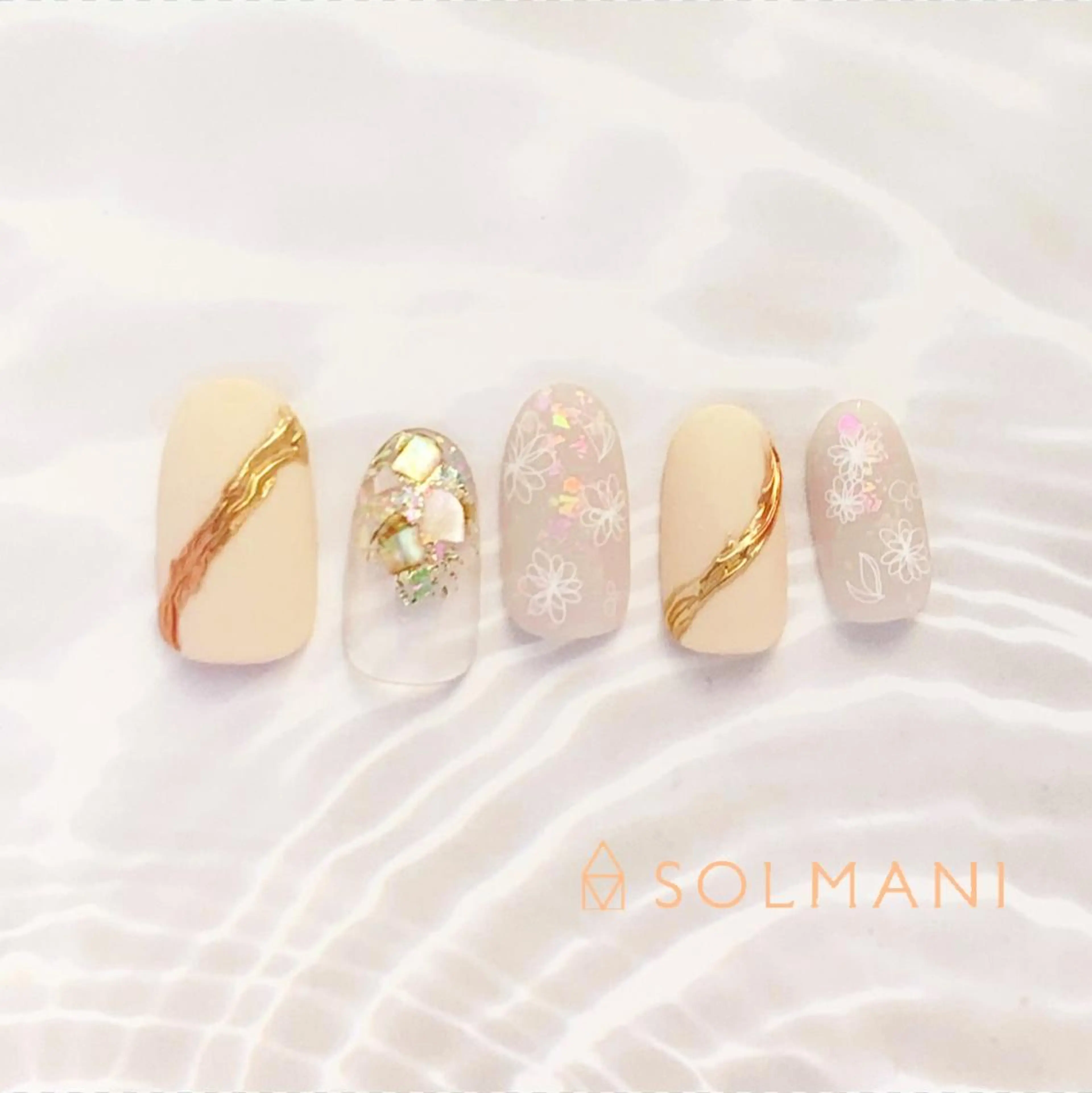 ネイル ミラーネイル ニュアンスネイル SOLMANI 予約担当のネイルデザイン