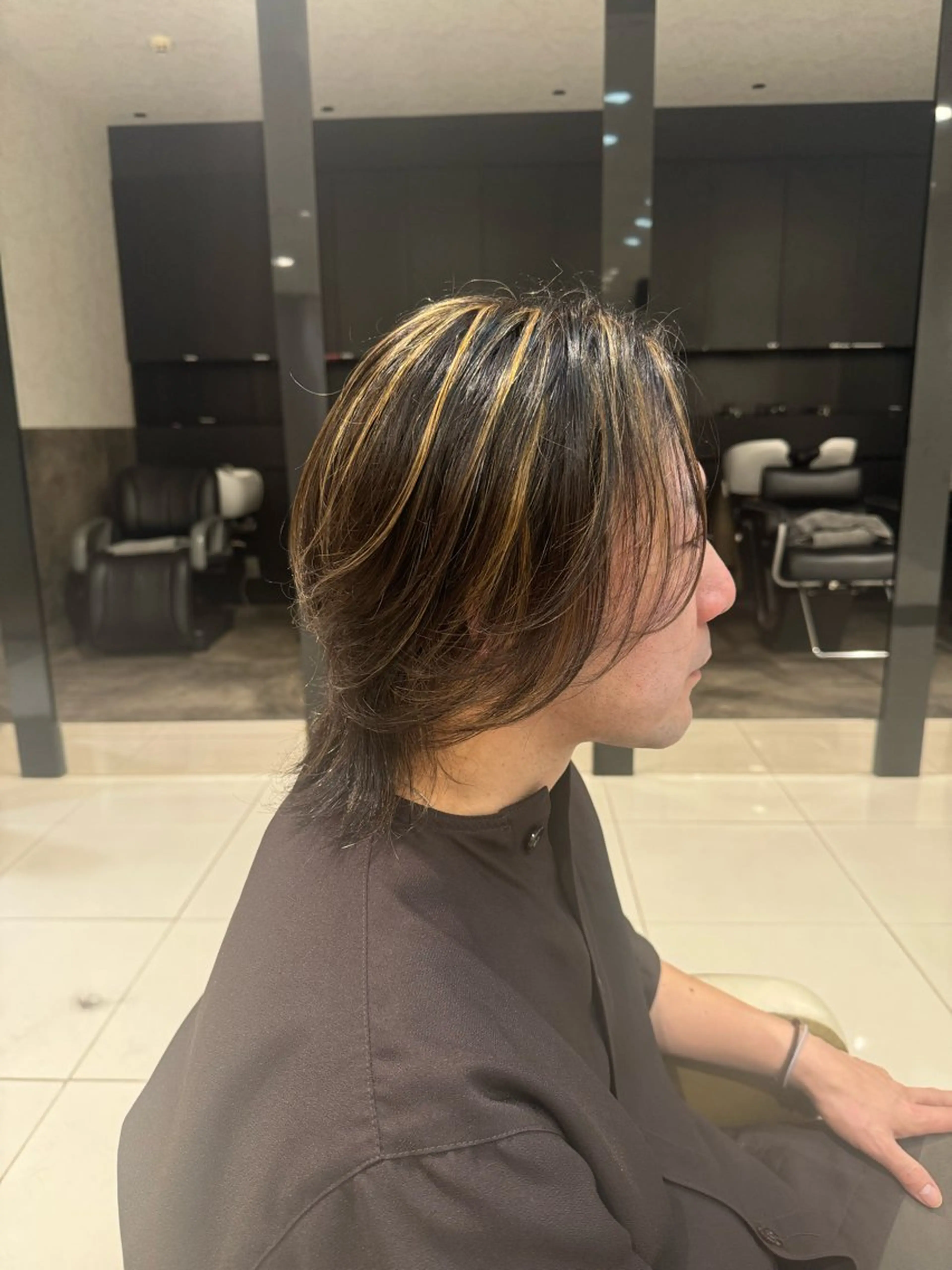 ミディアム カラー メンズ メンズハイライト メンズメッシュ ハイライトカラー メッシュ ハイライト カット ヘアカラー EARTH勝田台 吉永嵐のヘアスタイル