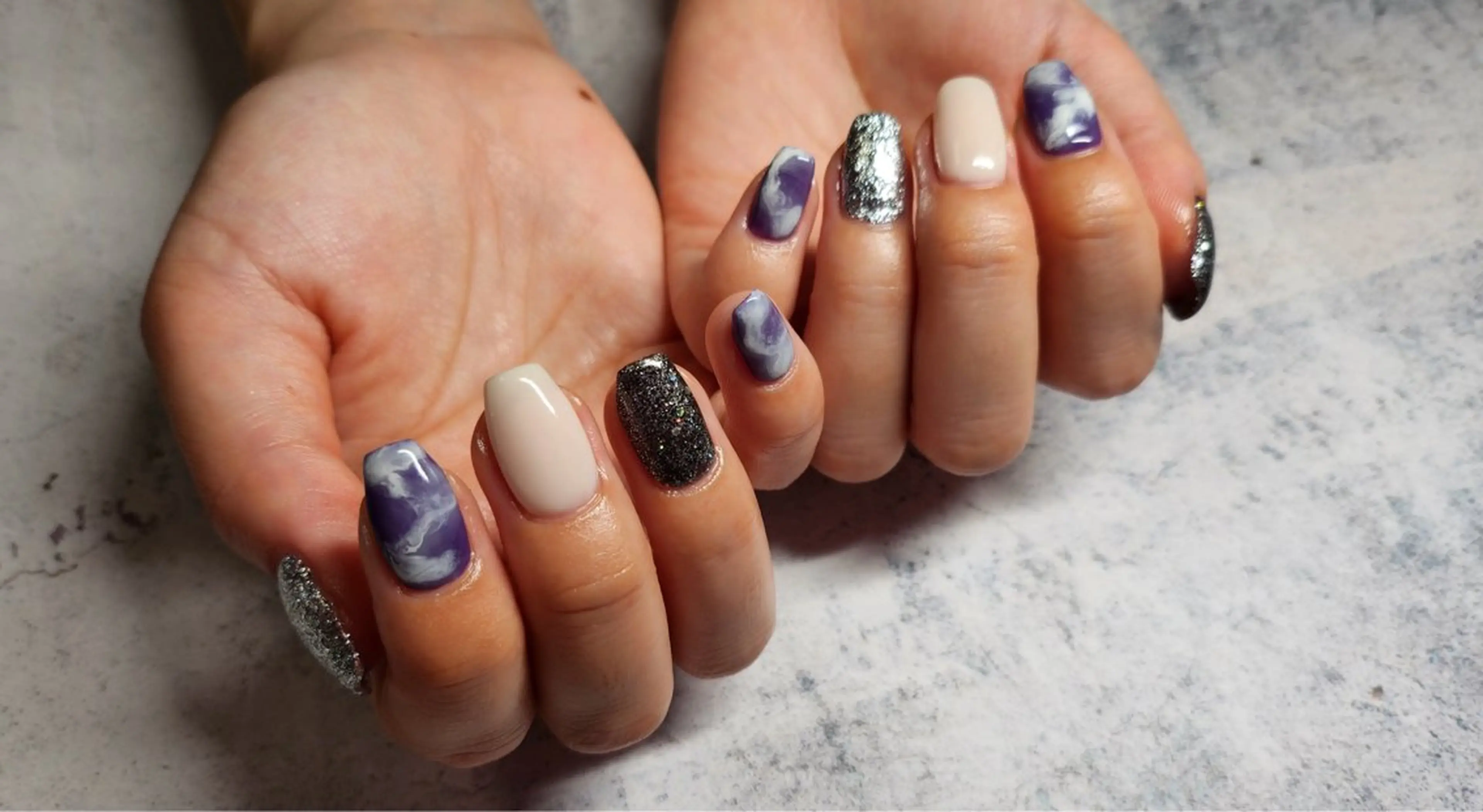 ミディアム 渋谷　Laugh 8301のネイルデザイン