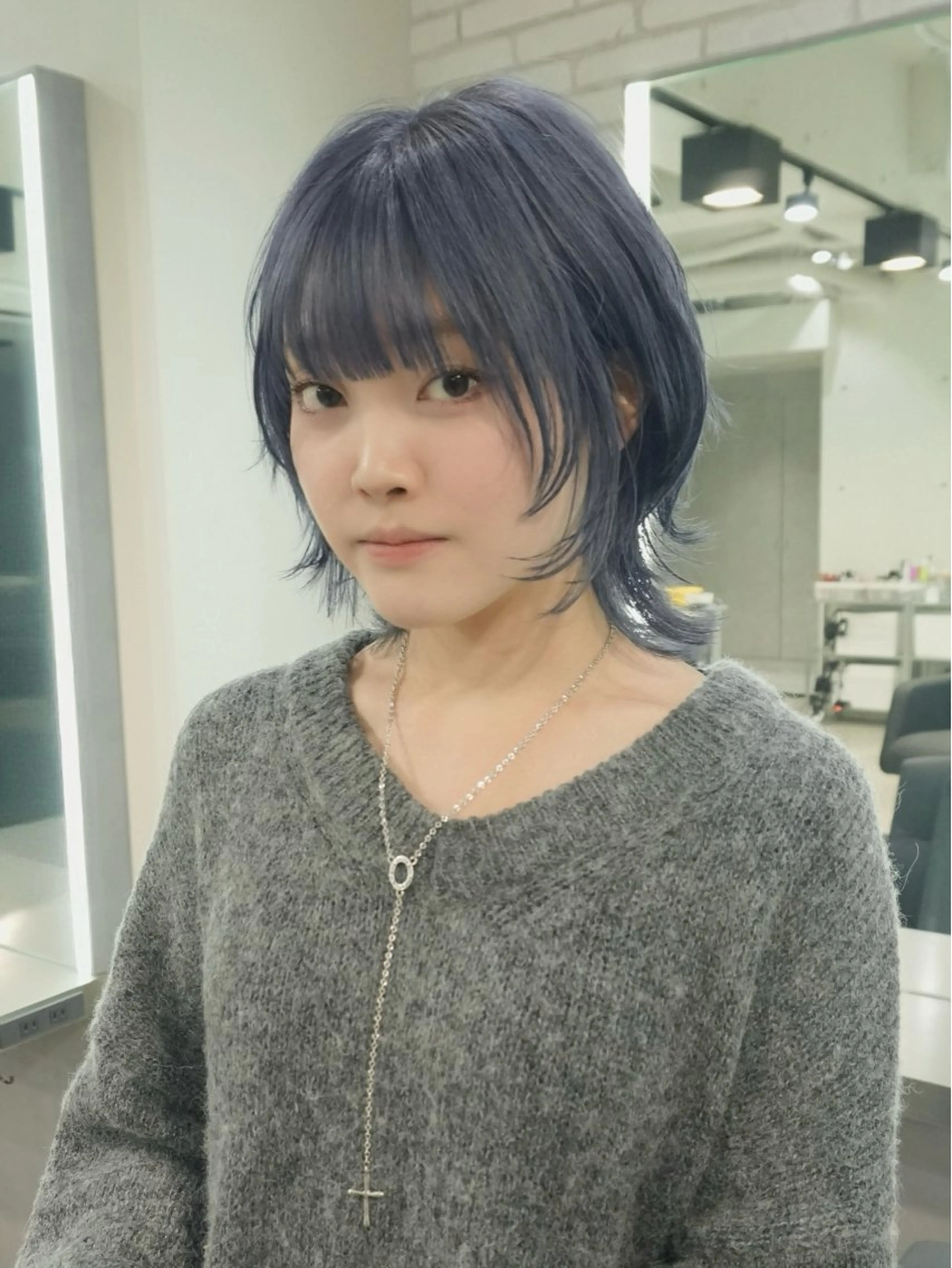 ショート カラー ボブレイヤー ブルーカラー ブルーグレー ボブ レイヤーカット カット ヘアカラー Airi 韓国y2k ボブパーマのヘアスタイル