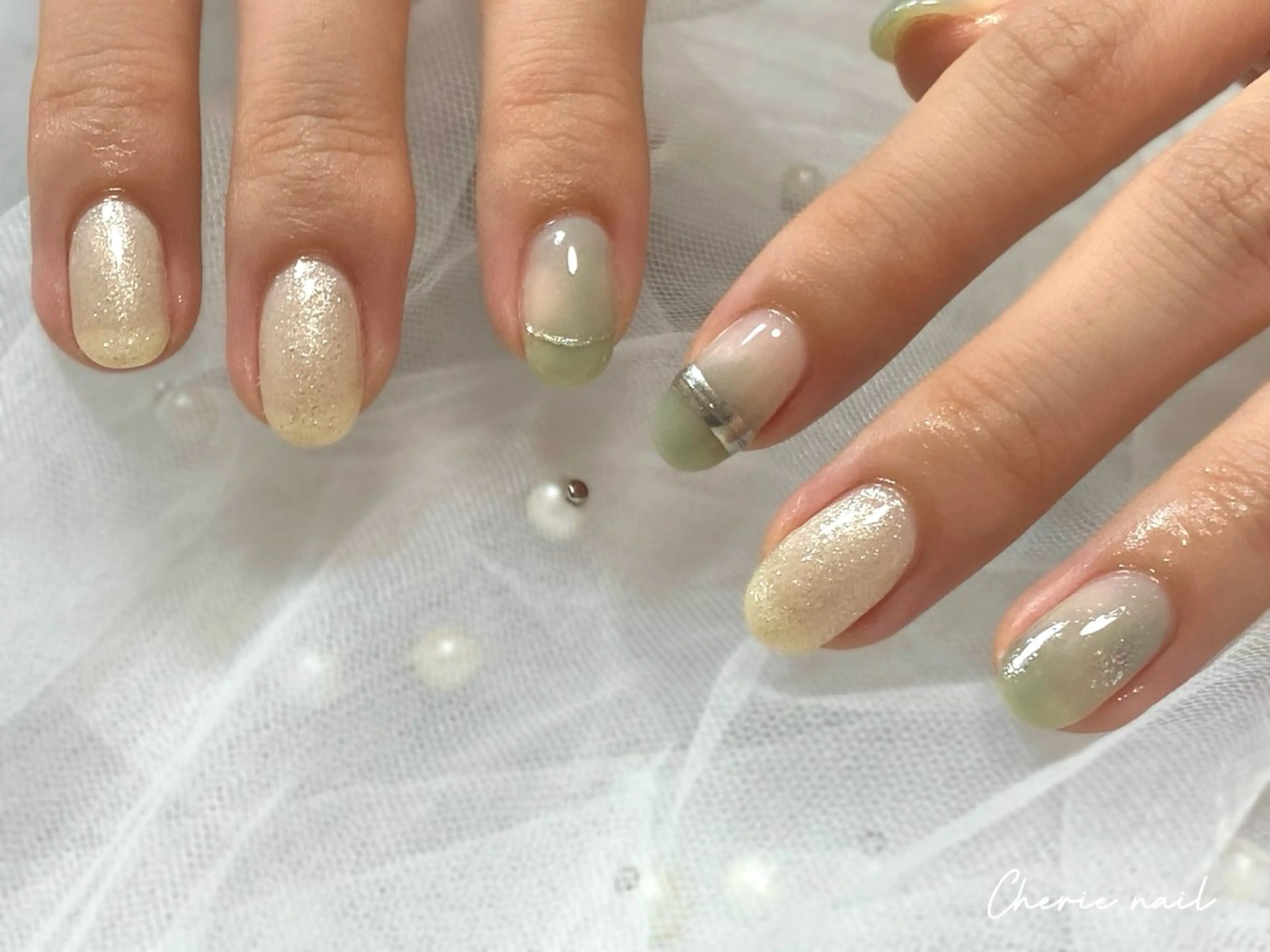 ネイル ジェルネイル ラメ(グリッター) ニュアンスネイル 夏ネイル ホワイト ハンドネイル Cherienail yunaのネイルデザイン