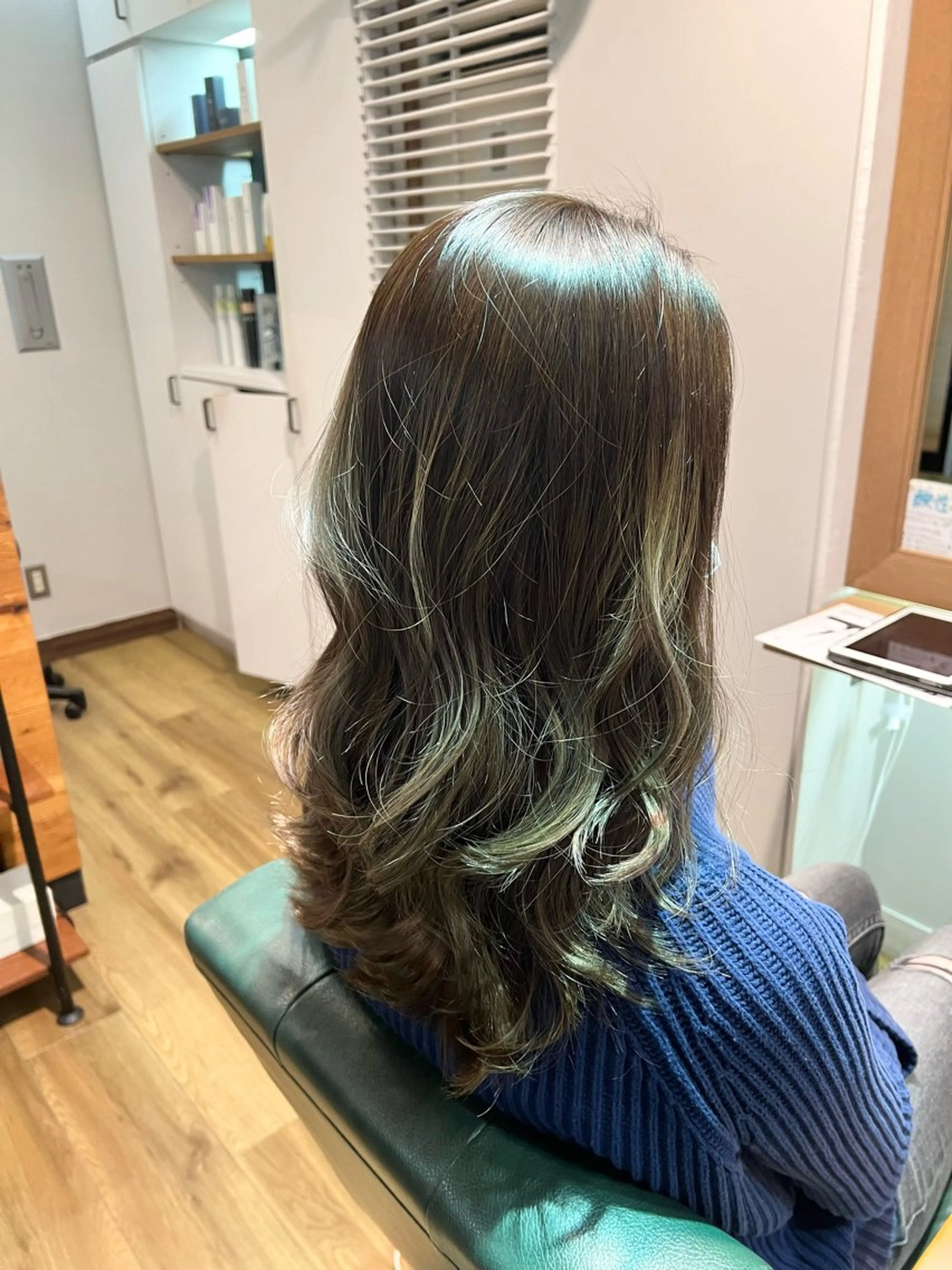 ロング カラー アッシュ ベージュカラー ハイライトカラー ハイライト ヘアカラー トリートメント ツキダテ ユイのヘアスタイル