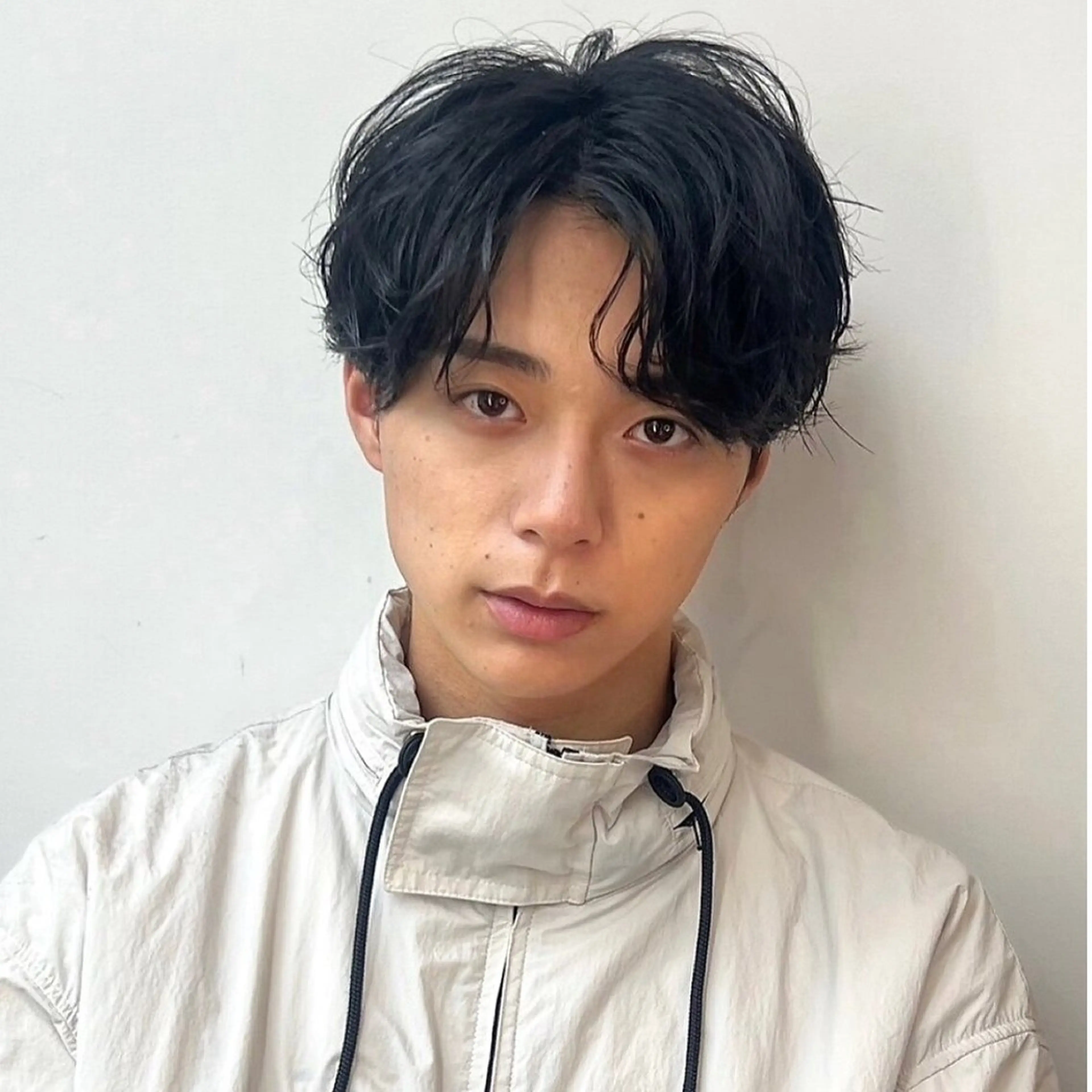 ミディアム パーマ メンズ センターパート ニュアンスパーマ カット パーマ 板岡 丈一のヘアスタイル