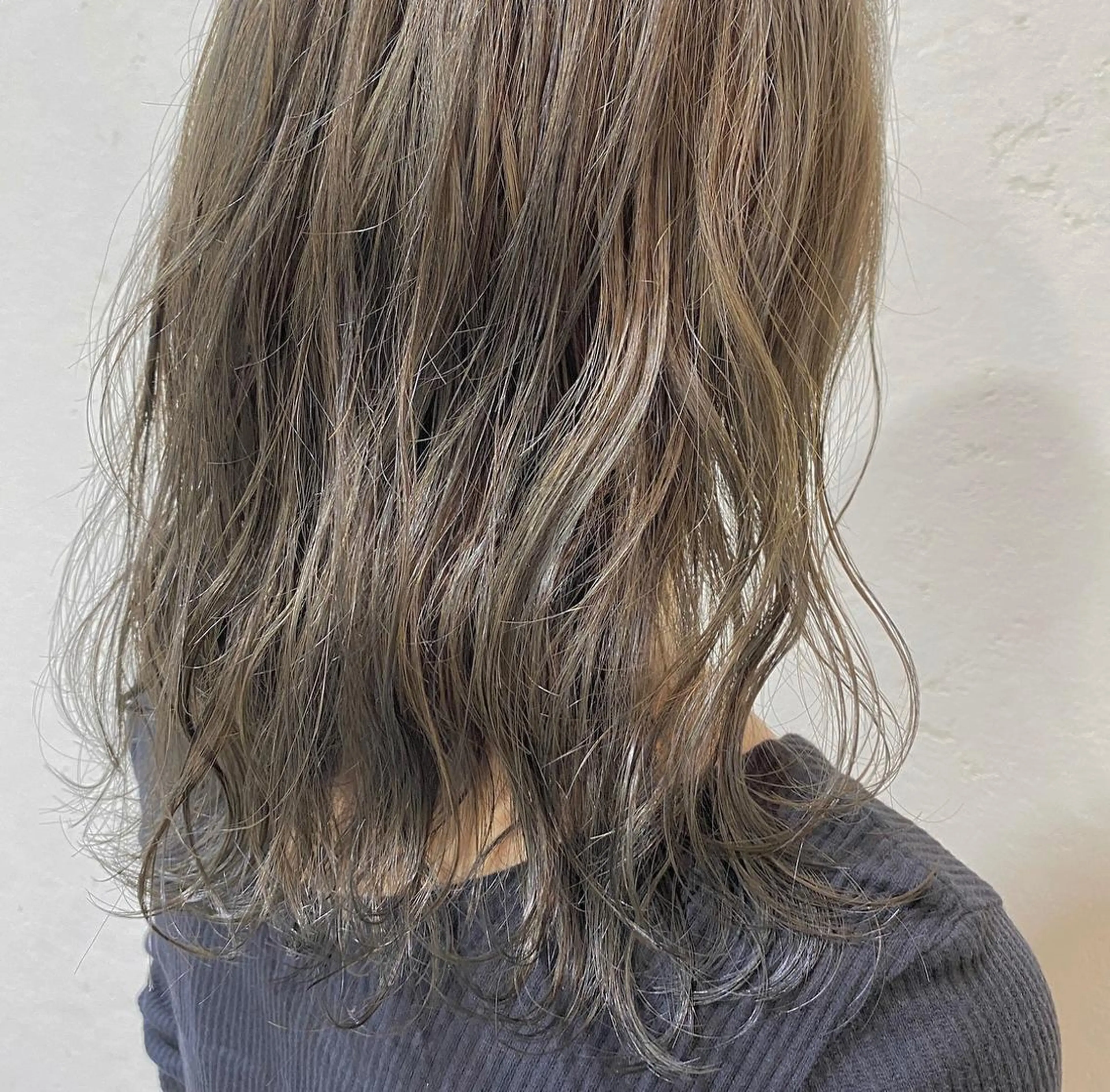 ミディアム カラー mina .のヘアスタイル