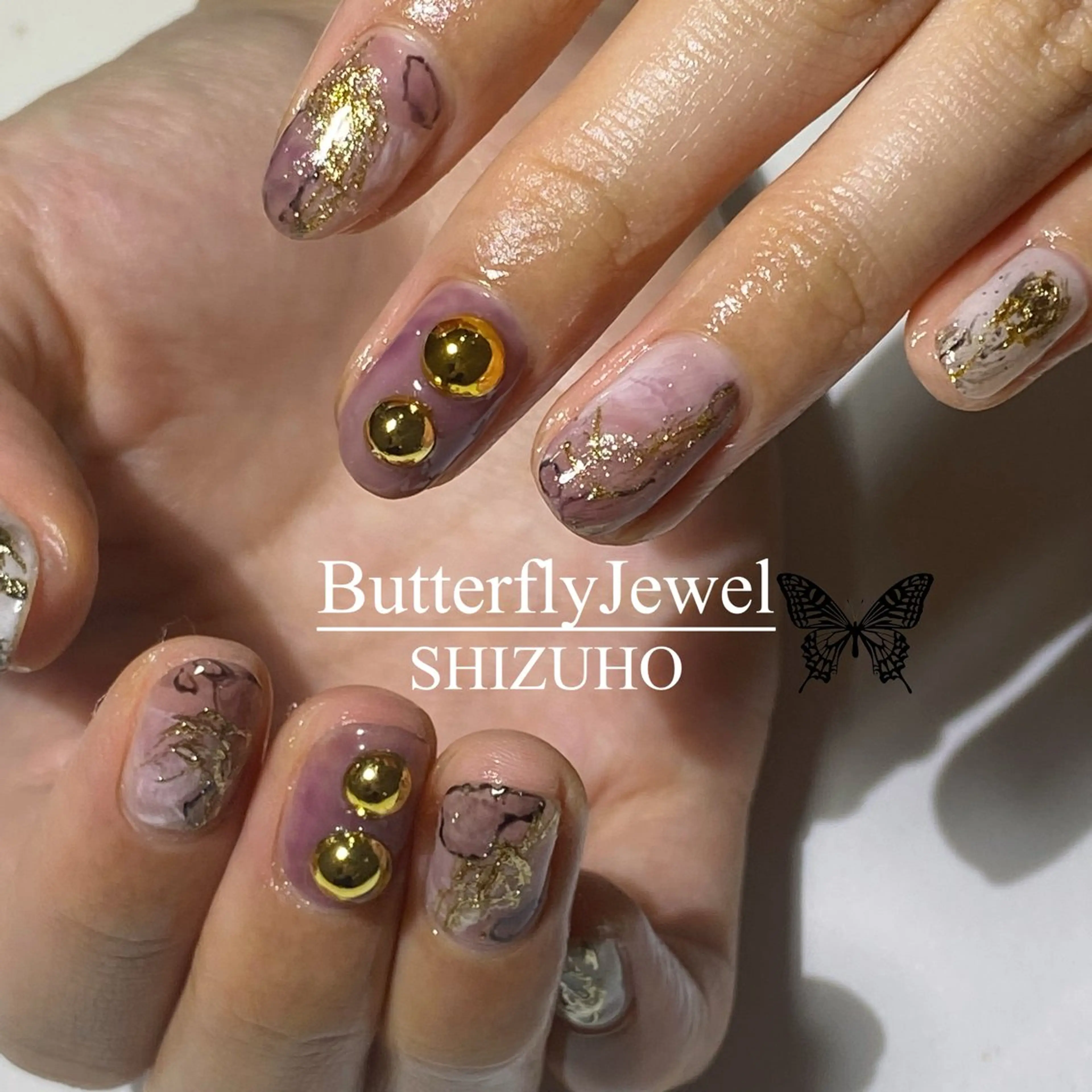 ネイル ゴールド ニュアンスネイル ピンク ハンドネイル Butterfly Jewel本店のネイルデザイン