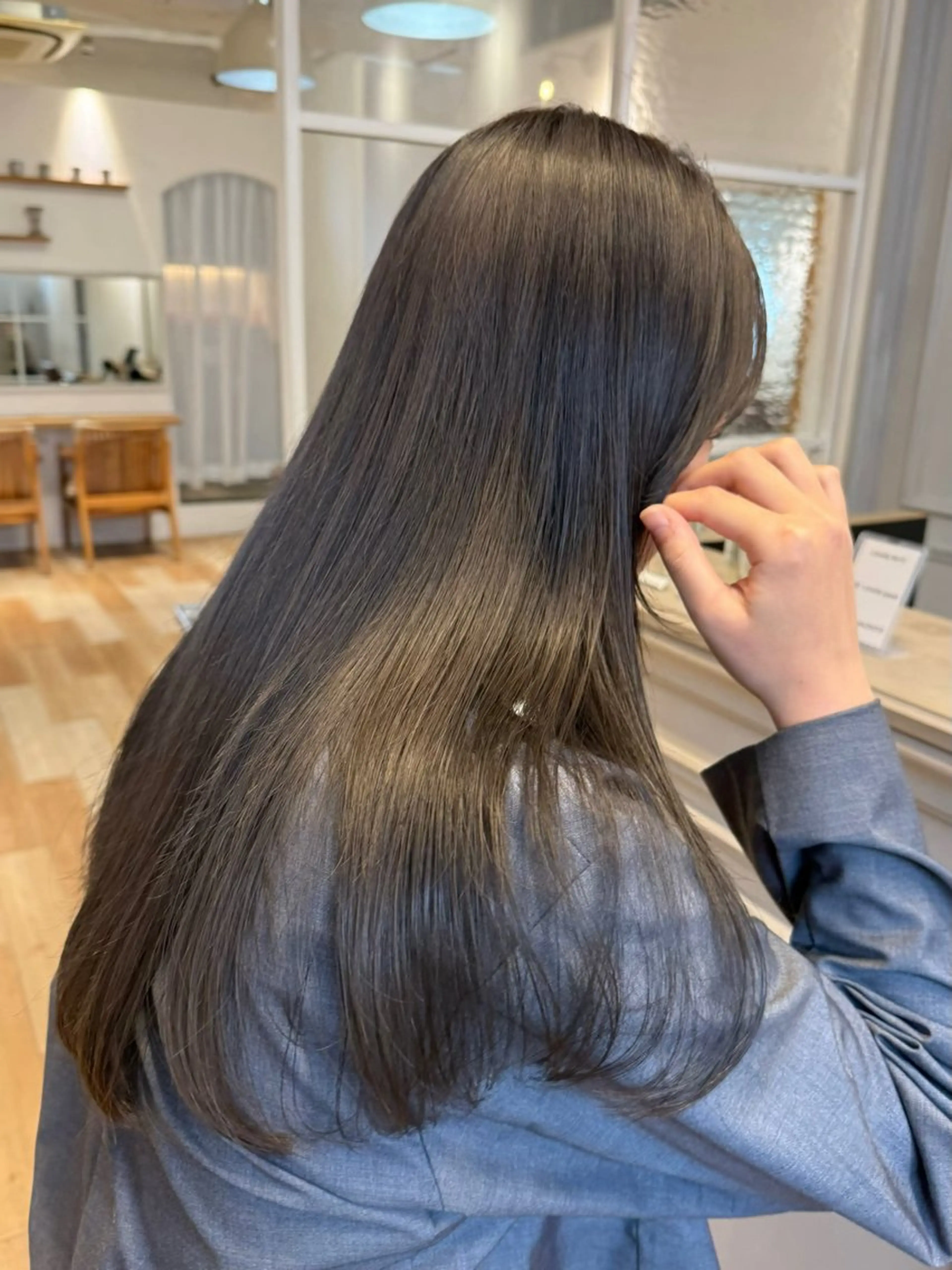 ロング カラー ミルクティー× グレージュMOMOのヘアスタイル