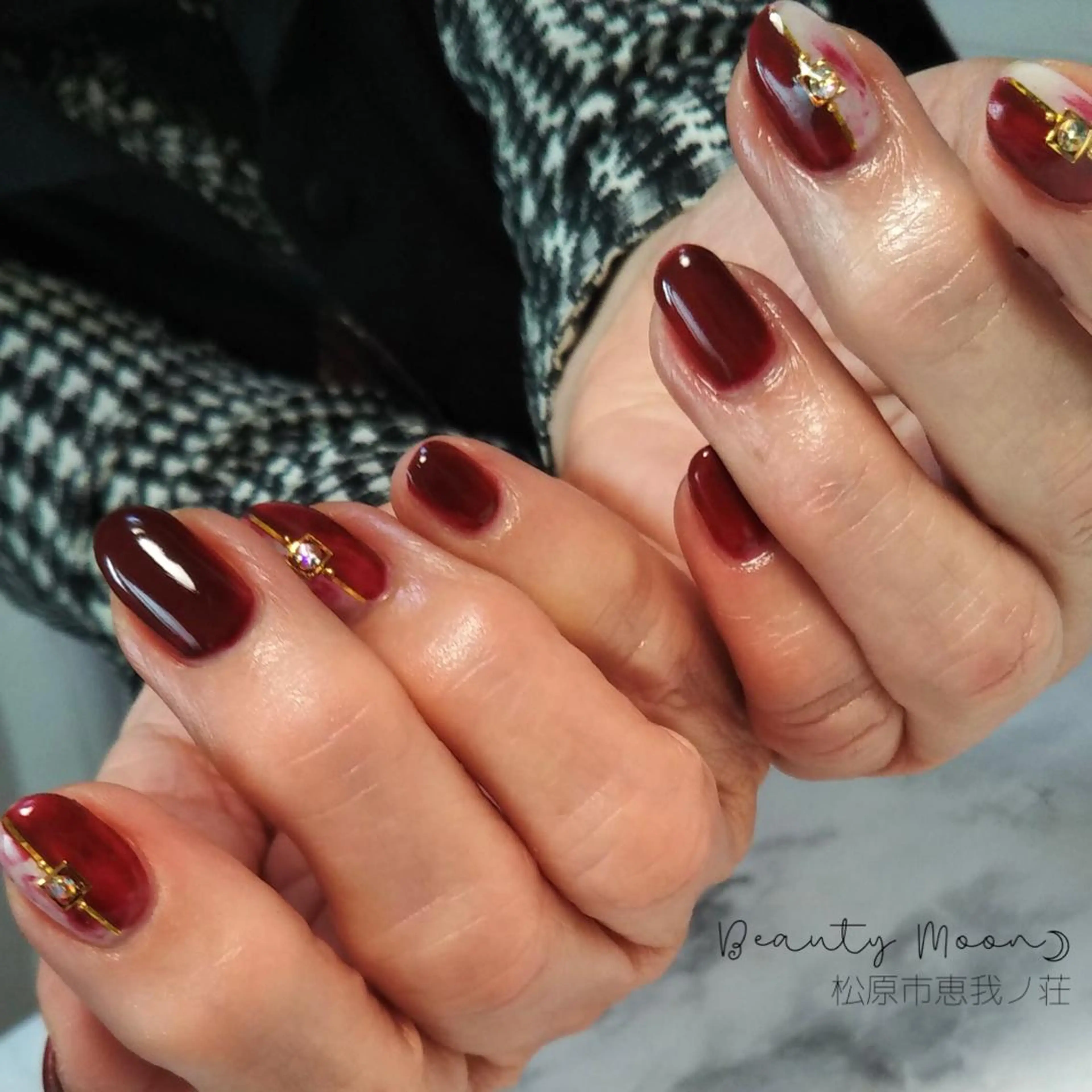 ネイル アートネイル ボルドー ストーンネイル beauty ☪︎moonのネイルデザイン