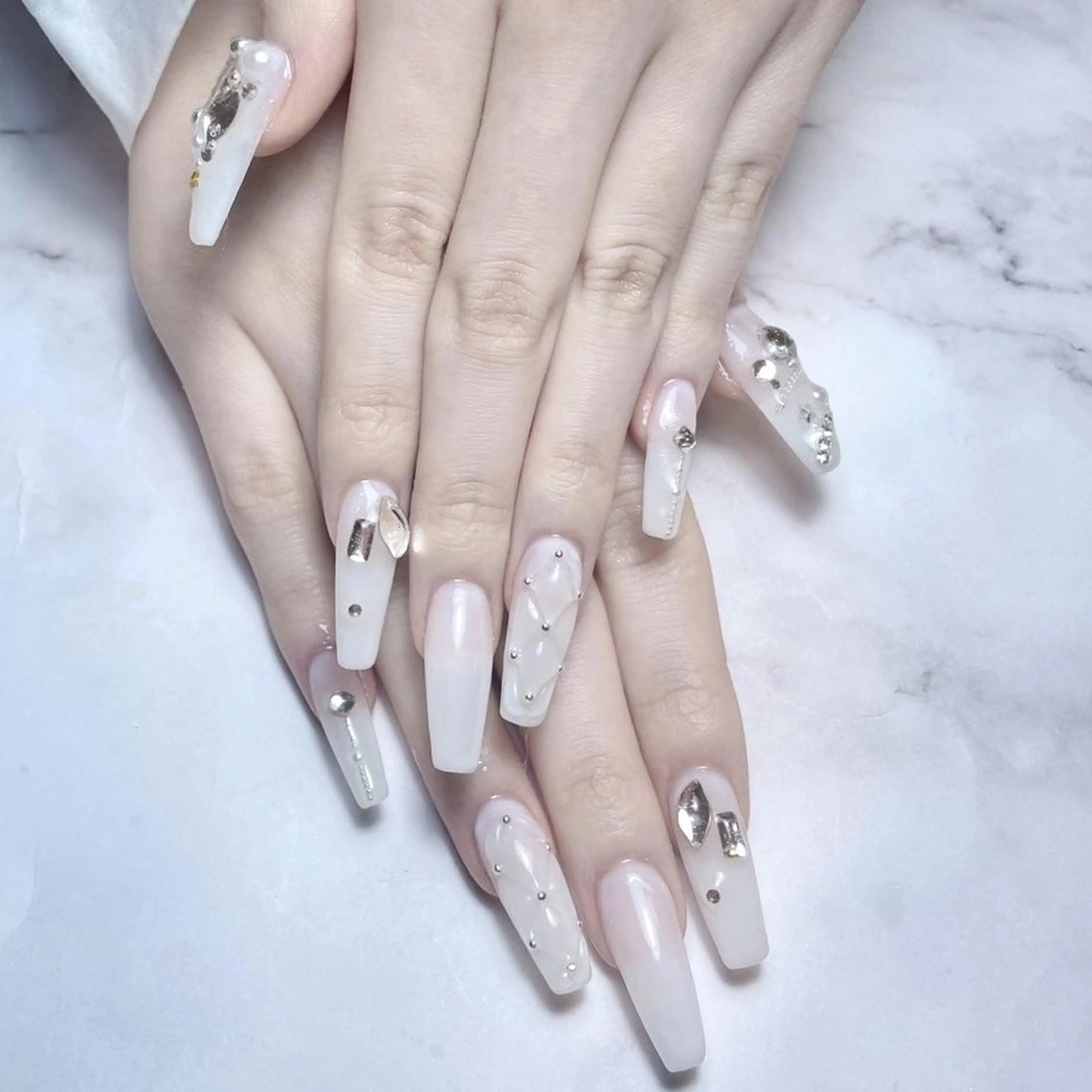 ネイル RAFFINE 月🦋🩵のネイルデザイン