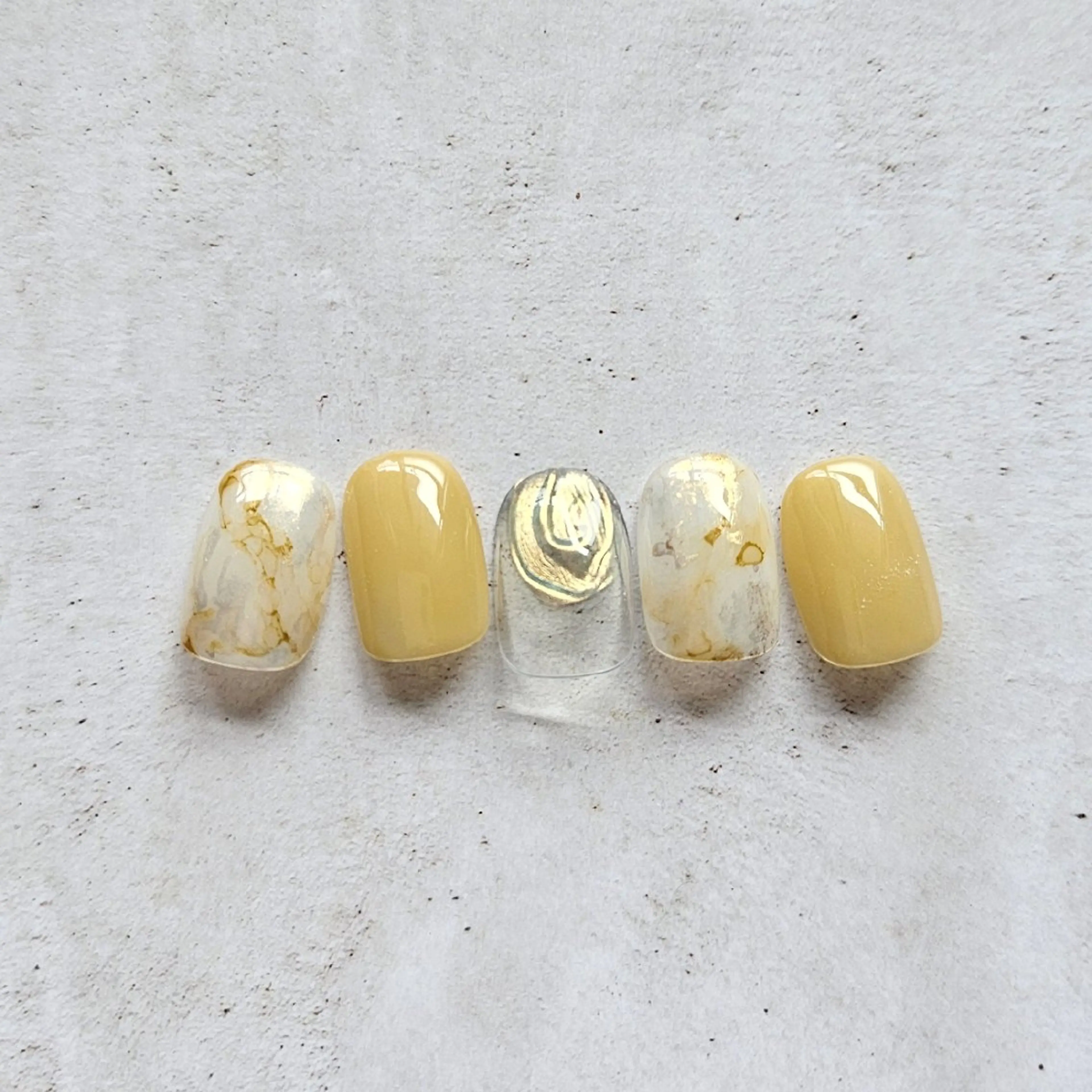 ネイル クリアネイル シンプルネイル 夏ネイル 黄色 ハンドネイル Nailsalon manoのネイルデザイン