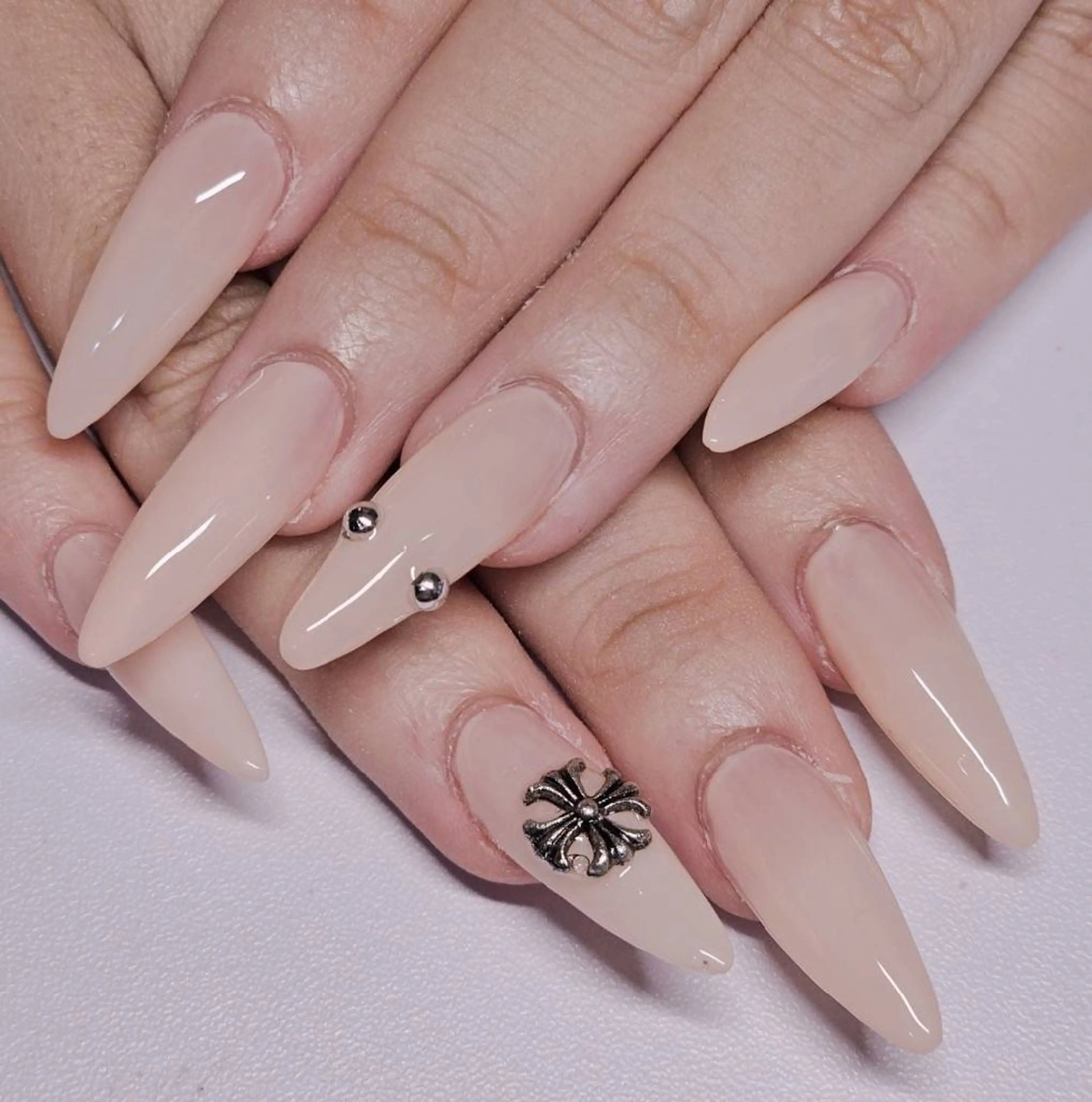 ネイル ワンカラーネイル シルバー ホワイト ハンドネイル よしだ ひろきのネイルデザイン