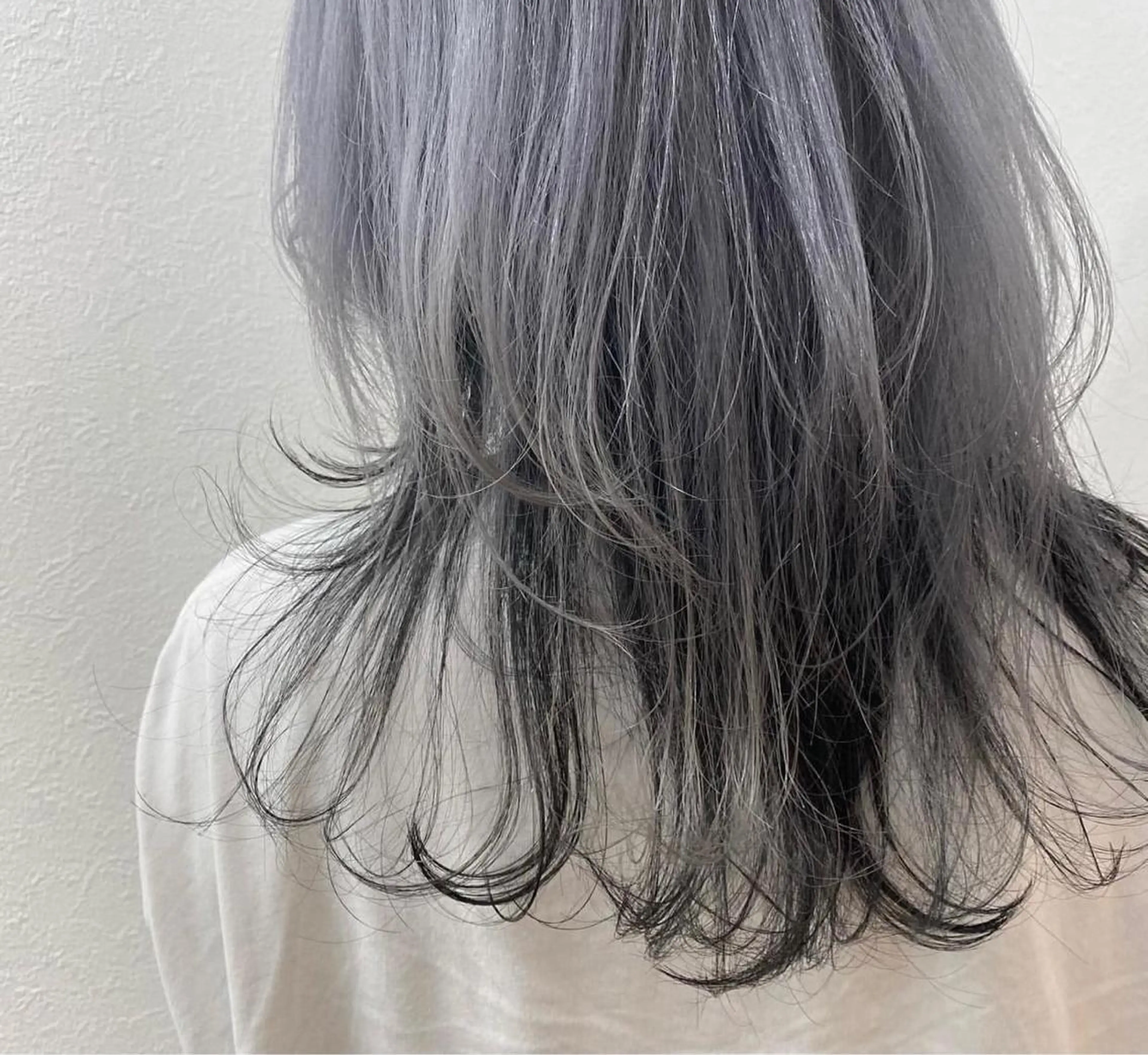 ミディアム カラー 黒髪 ブリーチ ブルーカラー ブルーブラック シルバー 遠藤沙也加 /レイヤーカットのヘアスタイル