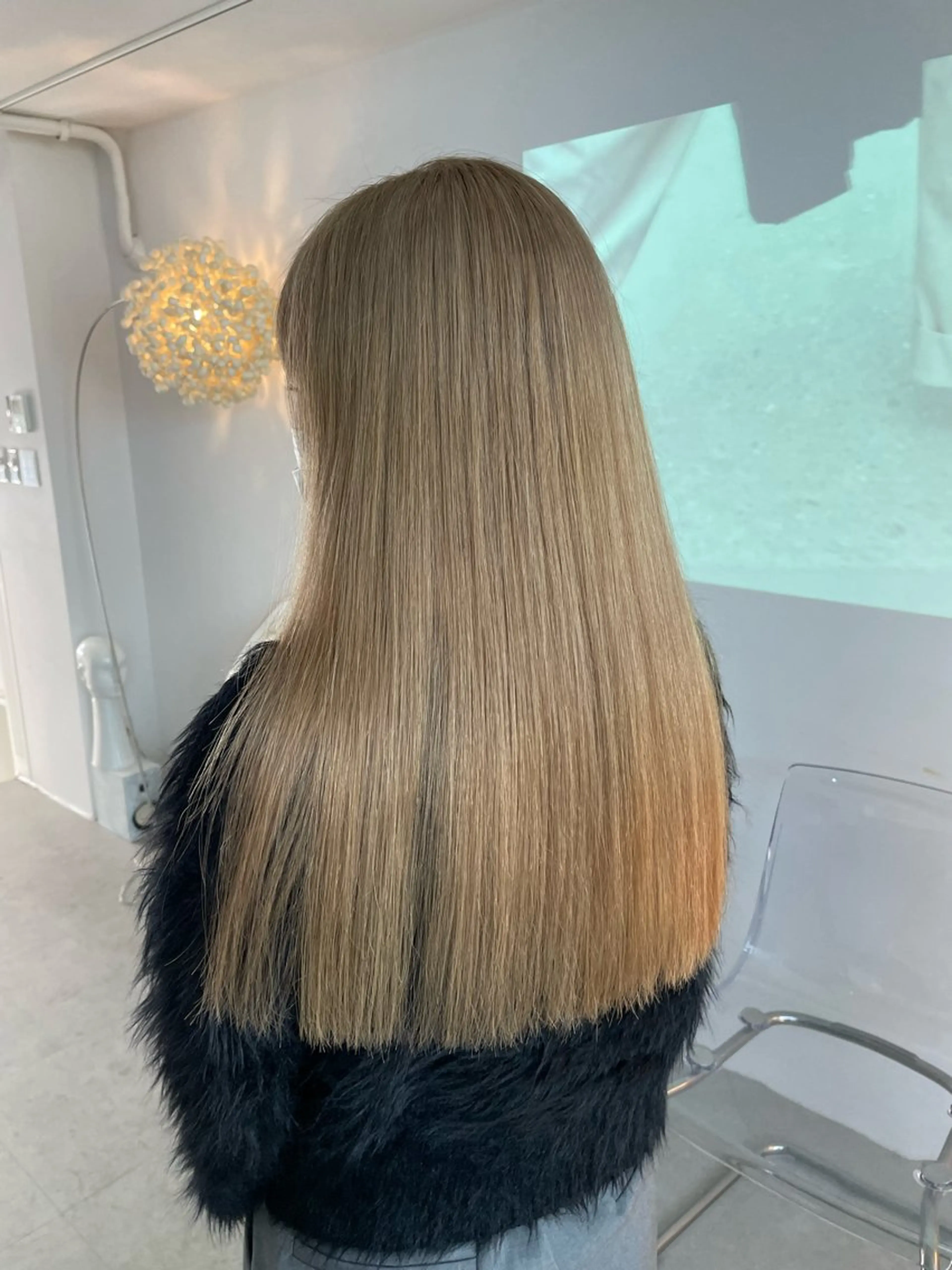 ロング カラー ベージュカラー ブリーチ nishiura nanasaのヘアスタイル