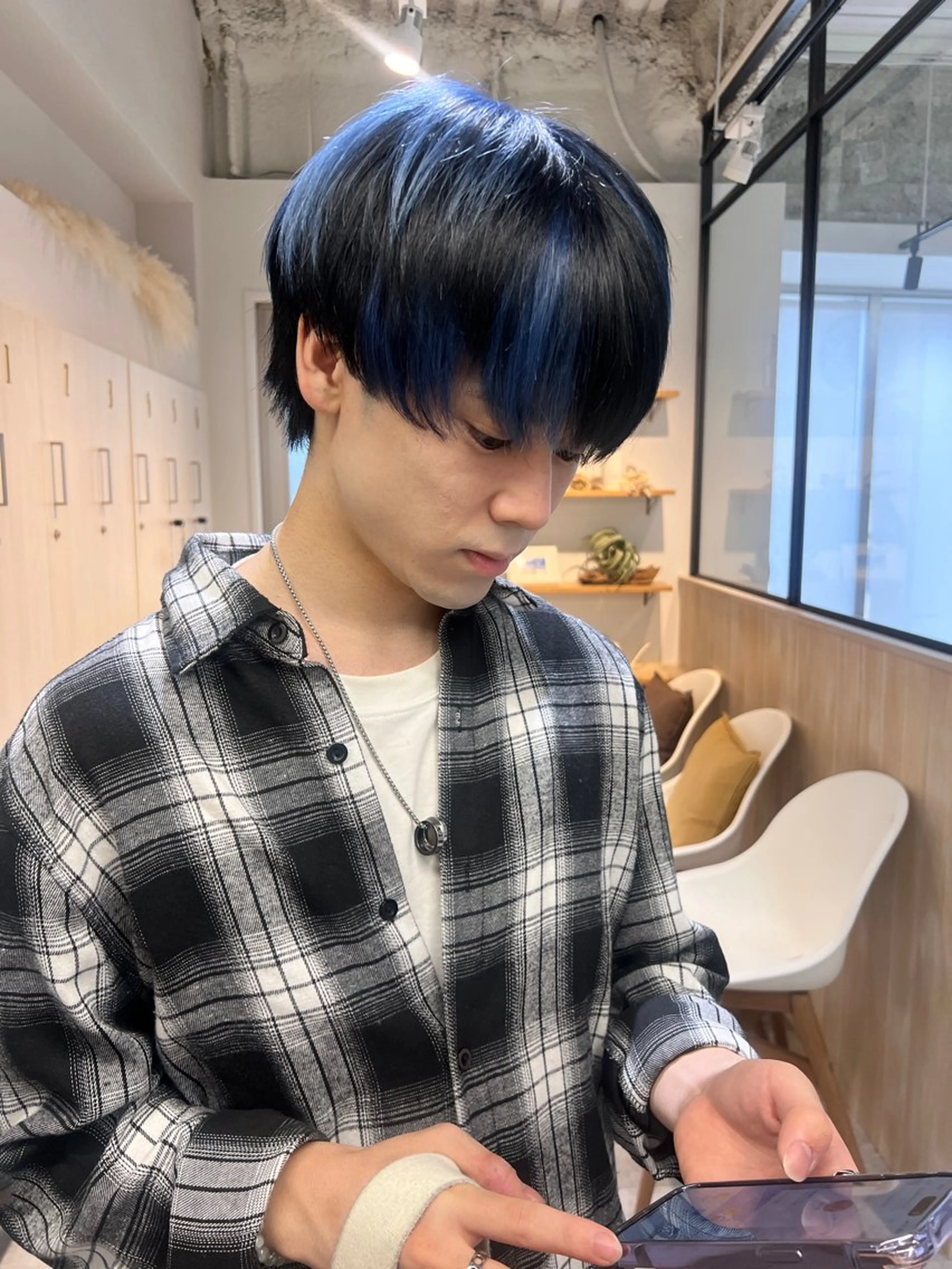 ミディアム カラー メンズ 黒髪 ブルーカラー カット トリートメント #ブリーチカラー Akihoのヘアスタイル