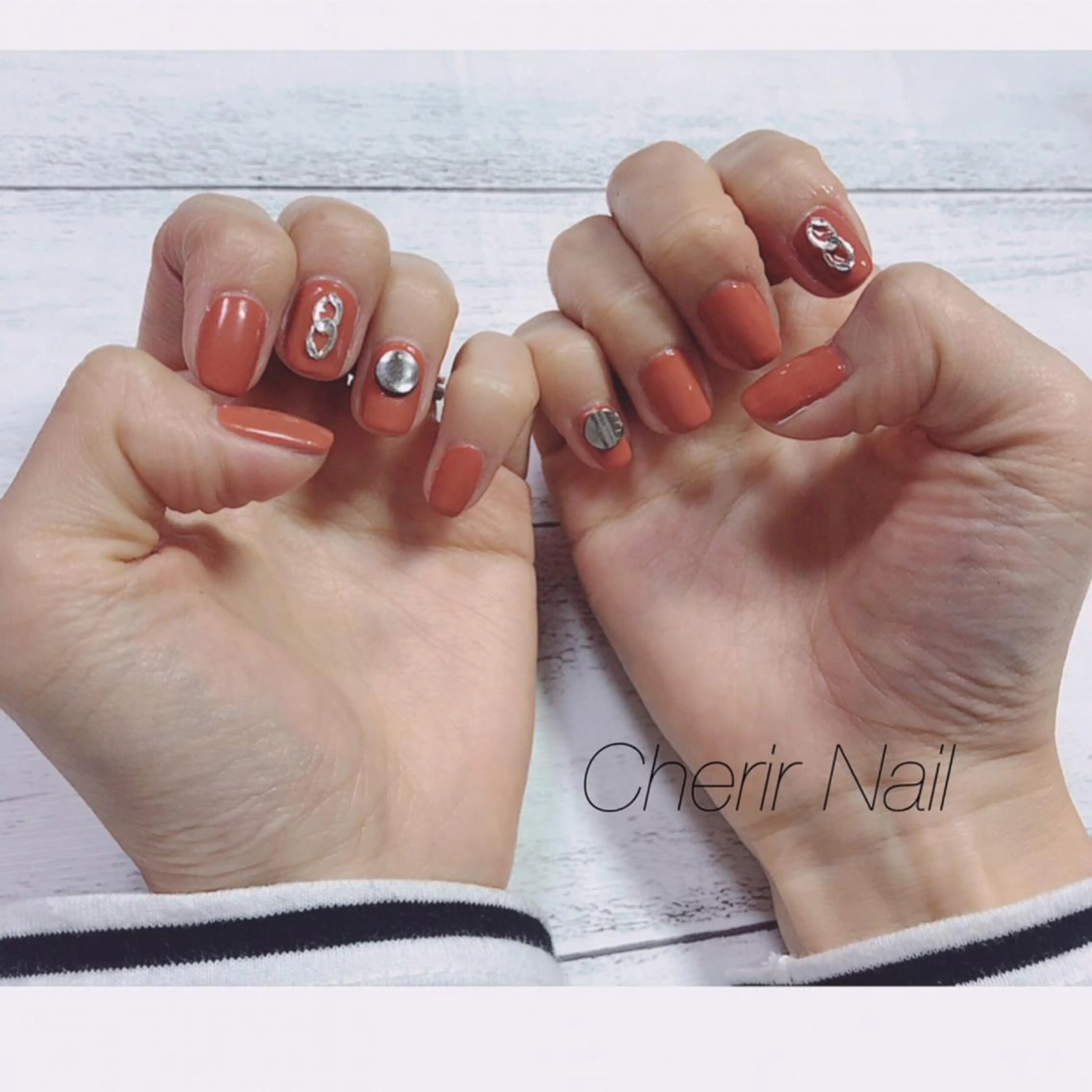 ネイル ブラウン カジュアル ワンカラーネイル オレンジ シルバー Cherirnail kaoriのネイルデザイン