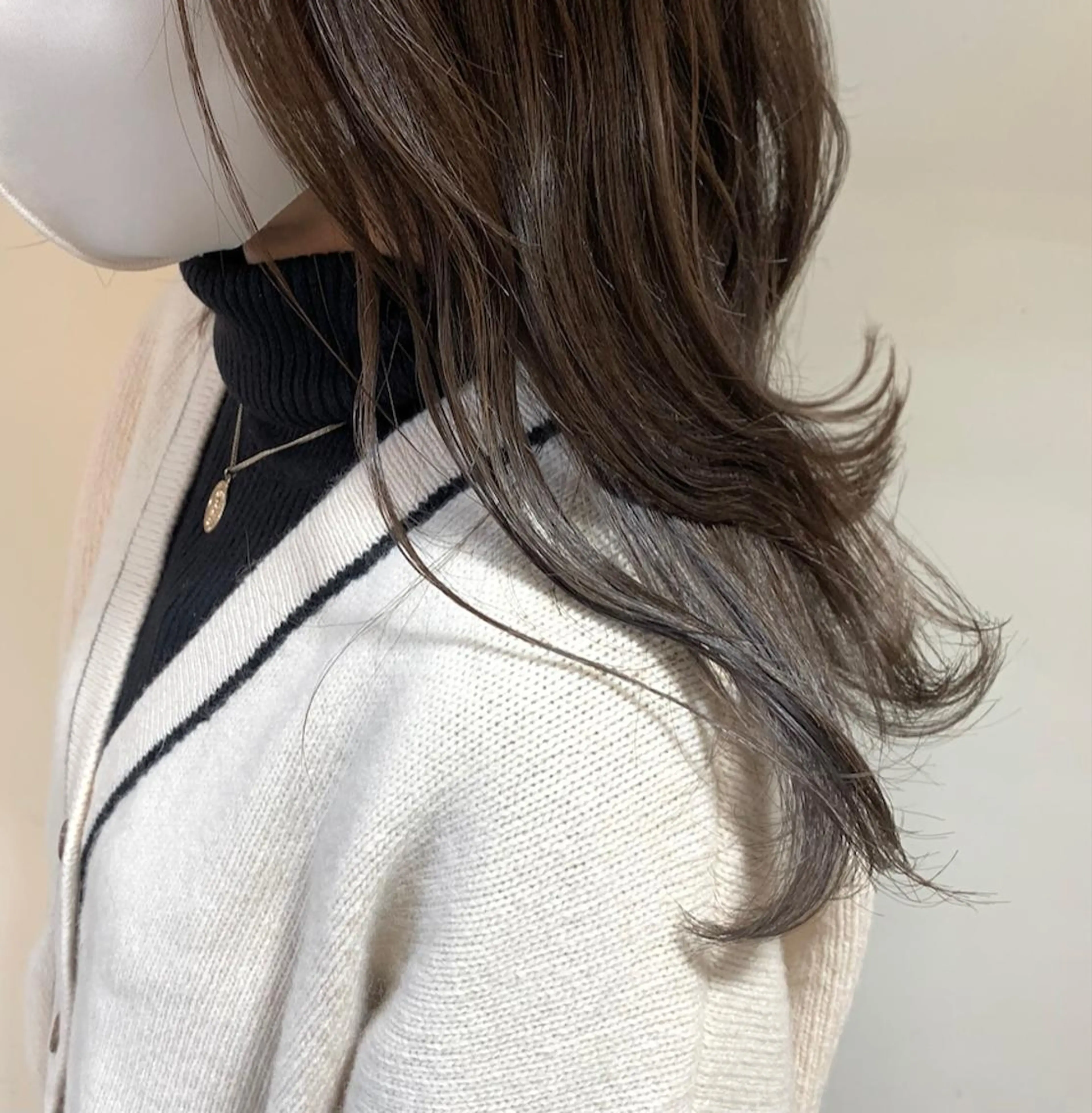 セミロング カラー シルバー monolith所属・金井愛華 【monolith】のヘアスタイル