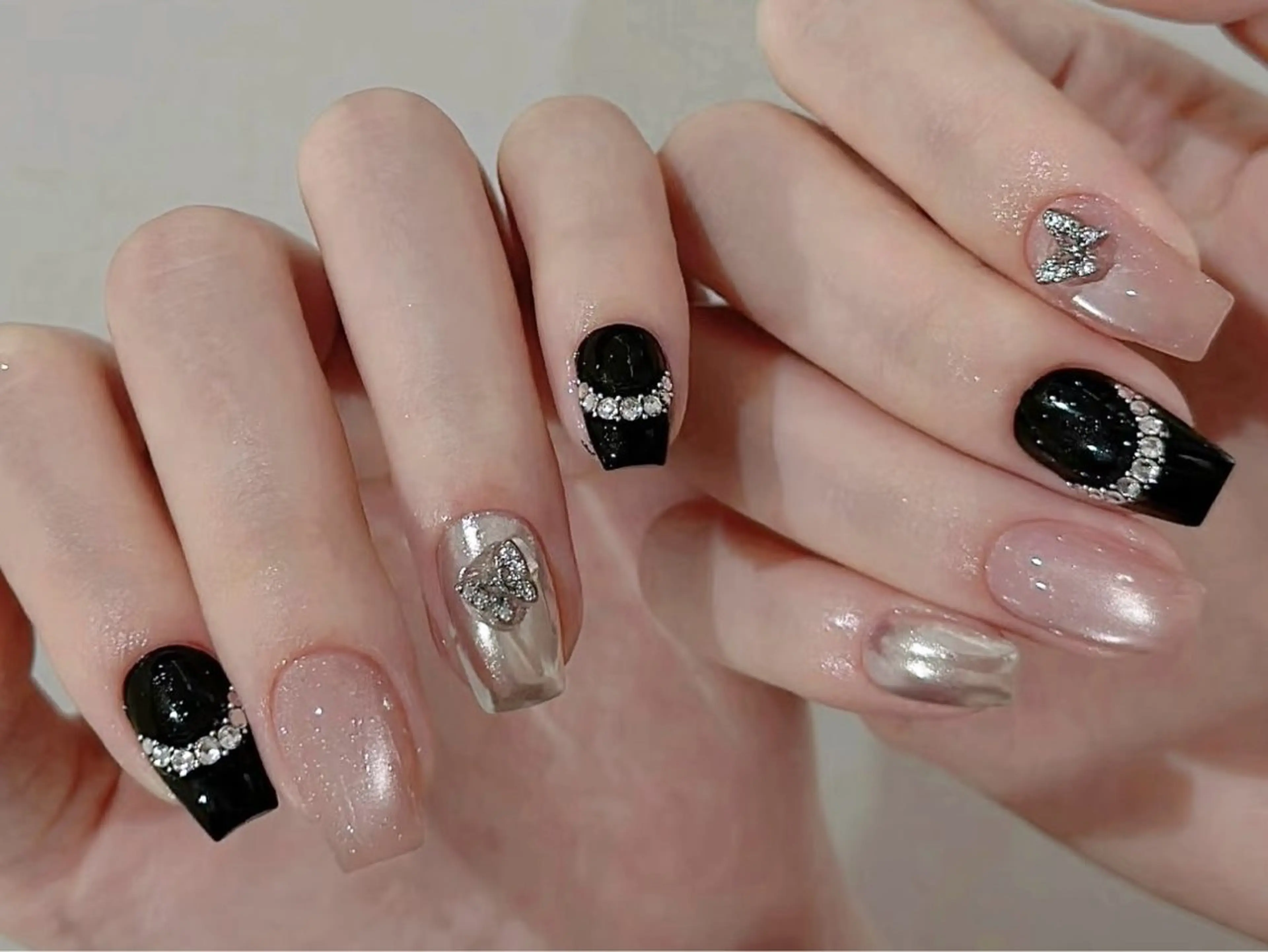 ネイル チークネイル フレンチネイル キラキラネイル 韓国ネイル ワンホンネイル ハンドネイル Speraネイル 大宮店🎀のネイルデザイン