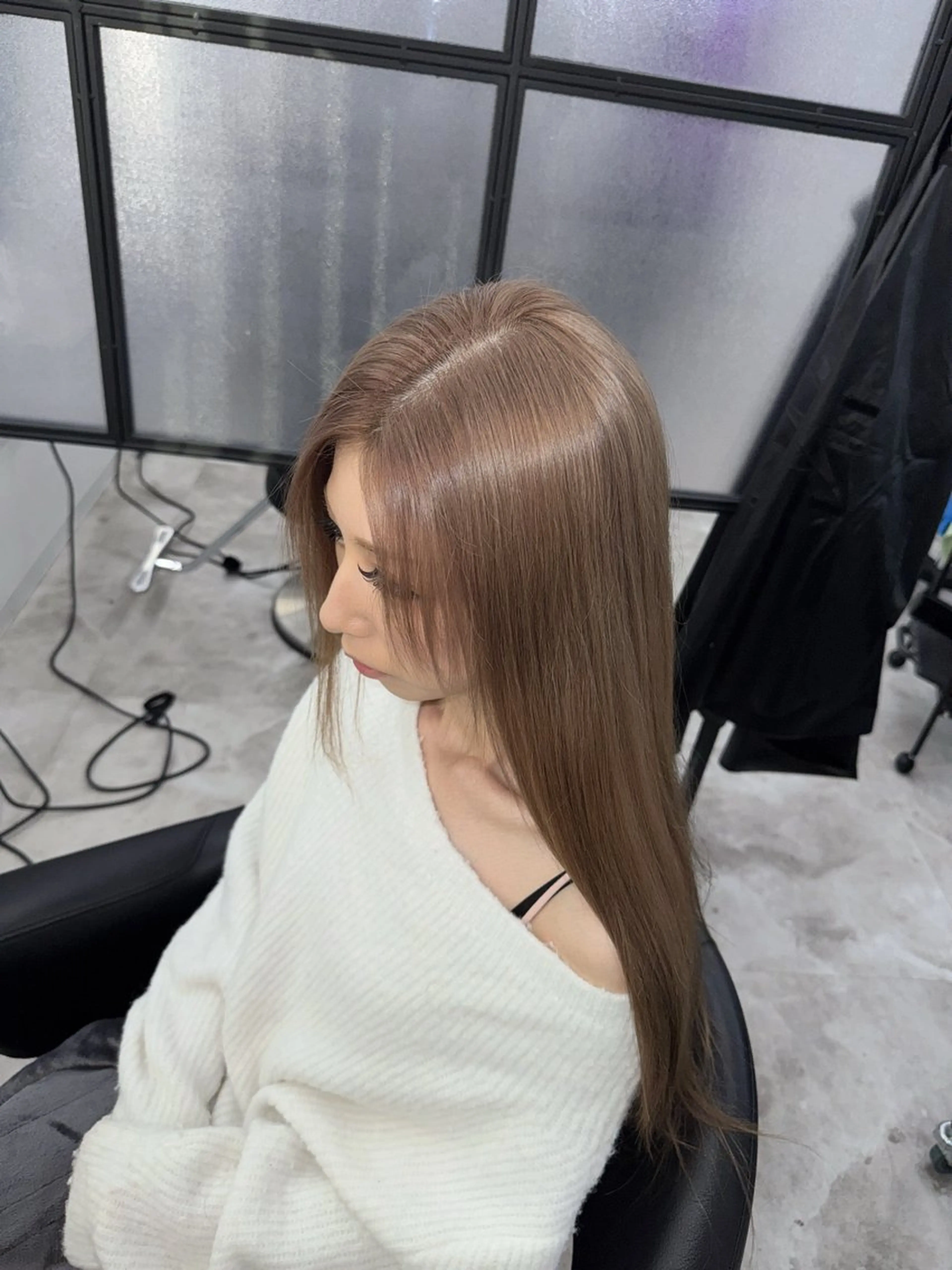 ロング ヘアカラー Notoミルクティー グレージュカラーのヘアスタイル