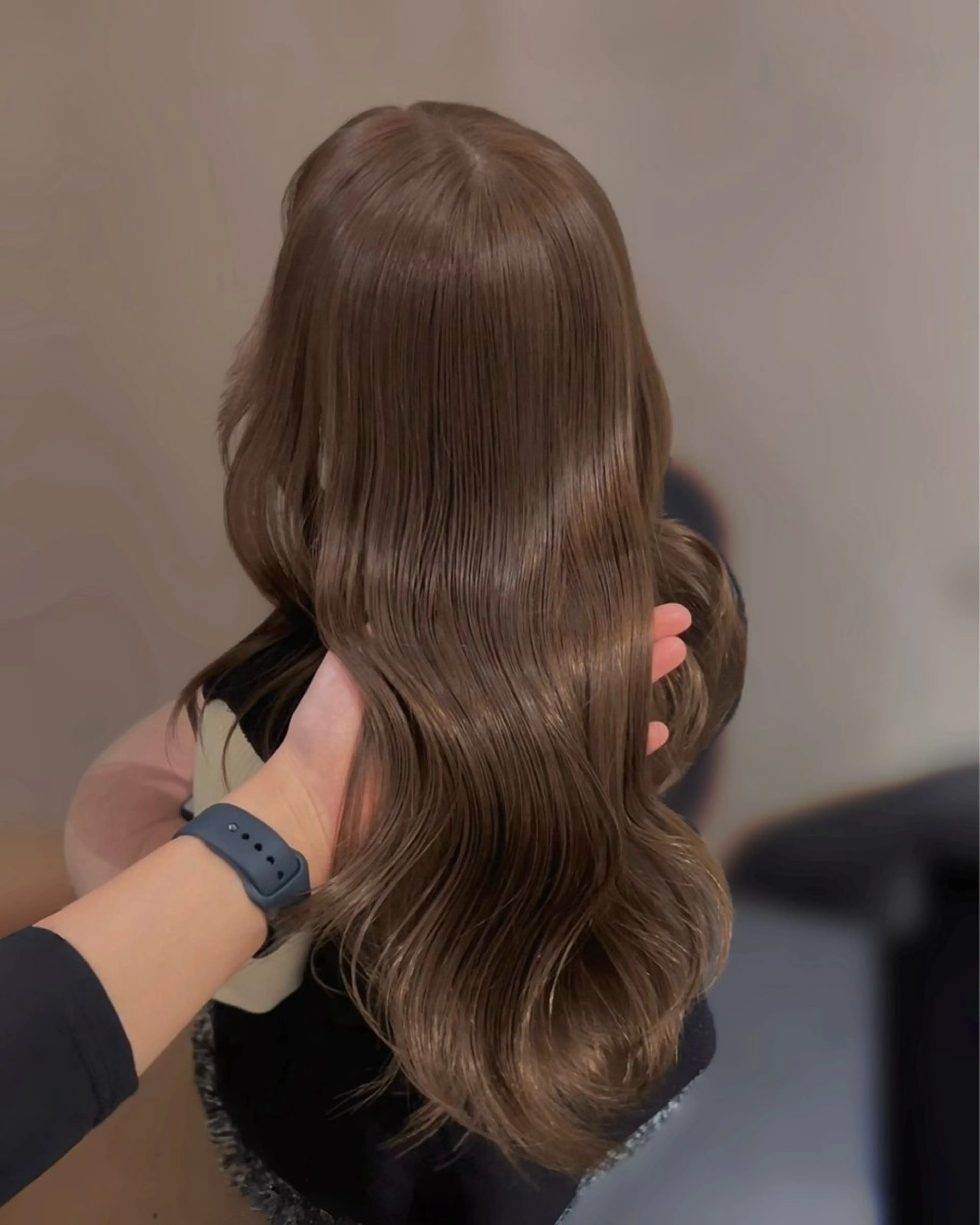 ミディアム カラー パーマ アッシュ アッシュグレー アッシュグレージュ ベージュカラー ブリーチ ブリーチなし/ ベージュ/akiraのヘアスタイル