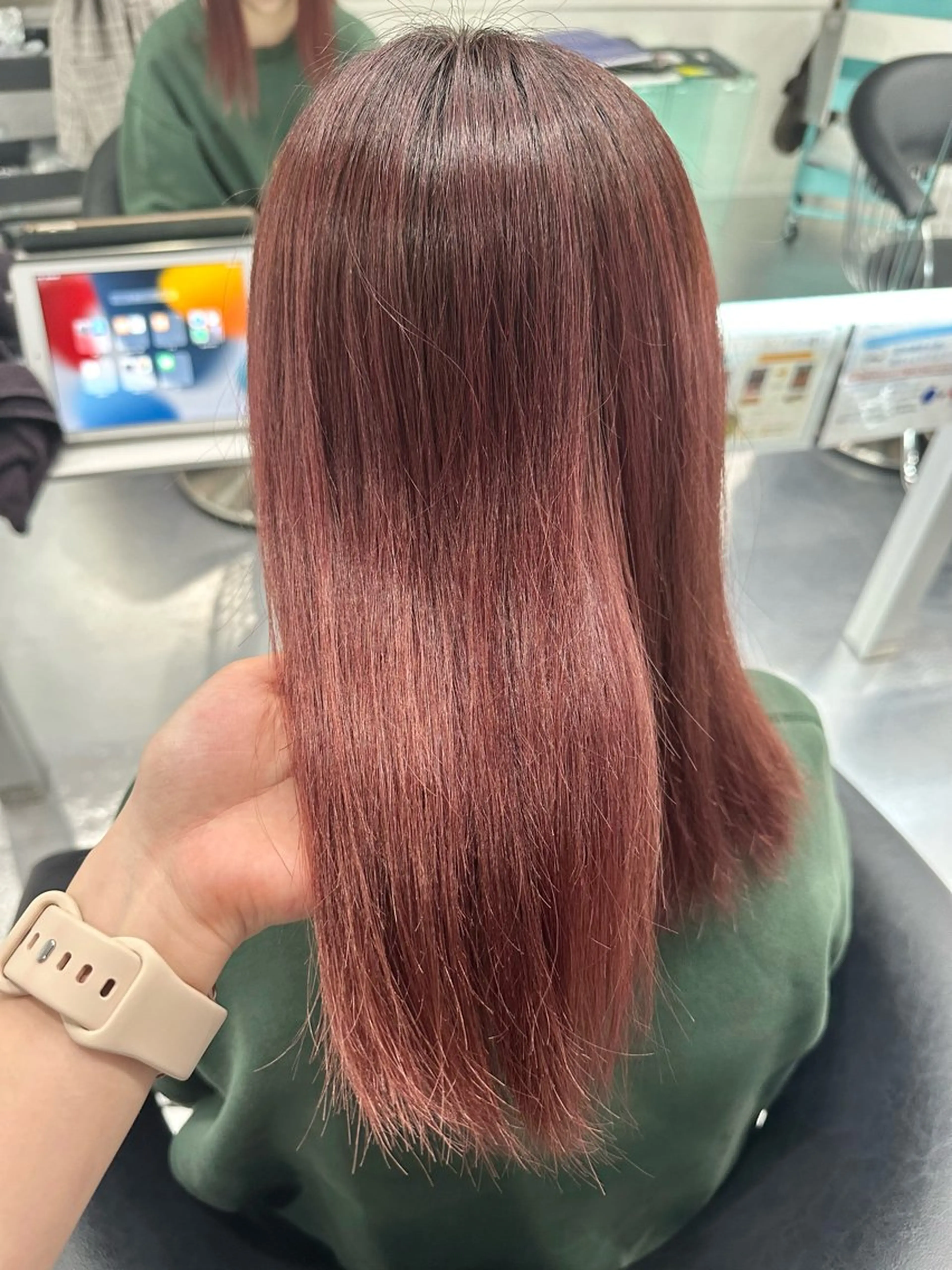 ミディアム レッドブラウン カット ヘアカラー ならざきつぐみ /天王寺/ハイトーンのヘアスタイル