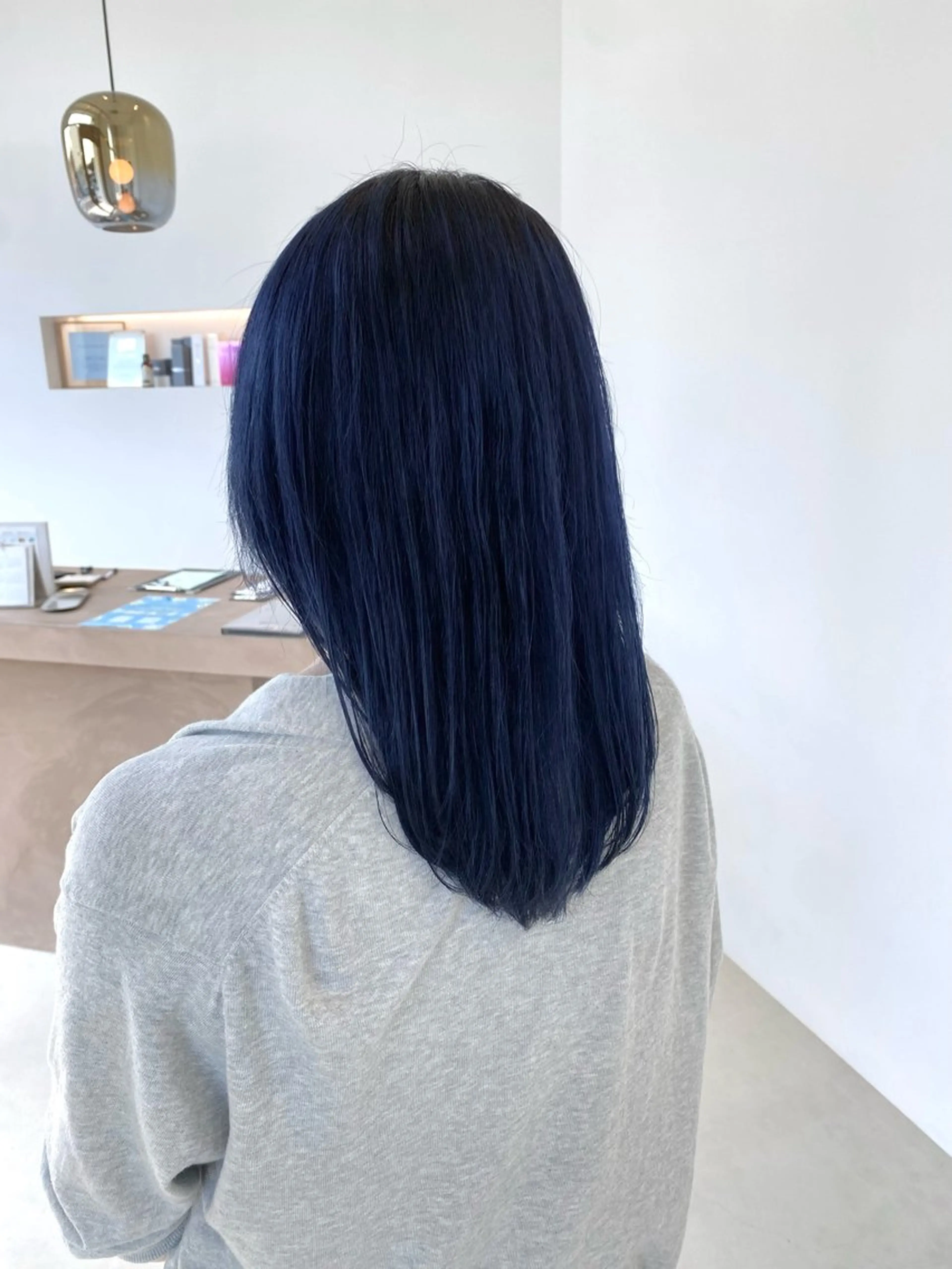 セミロング カラー 黒髪 ブリーチ ネイビーカラー シェアサロンR所属・川合 勇気のヘアスタイル