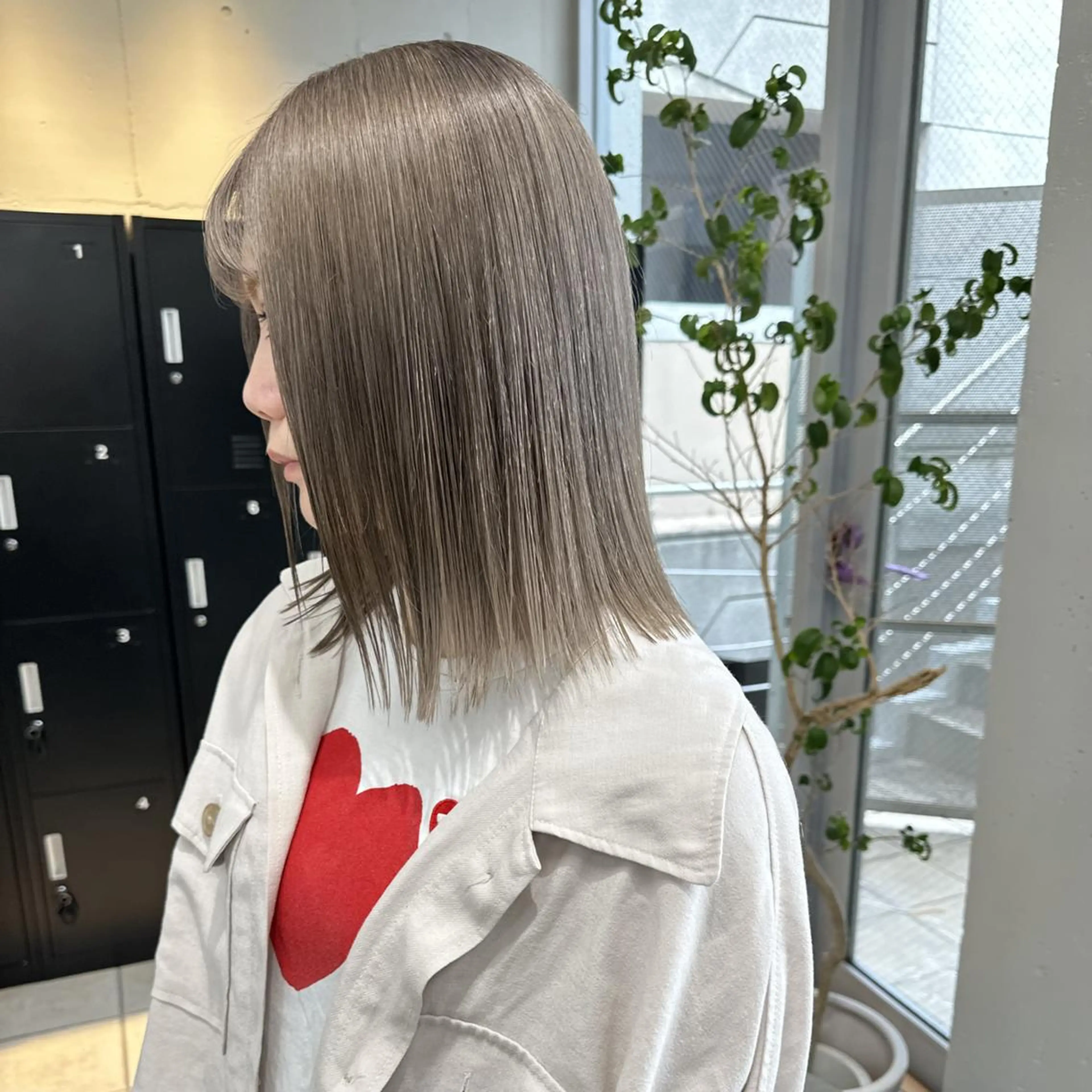 カラー セミロング ブリーチ ケアブリーチ グレージュ ハイトーンカラー ヘアカラー ハイトーン😺艶 ✨ブリーチ✨透明感のヘアスタイル