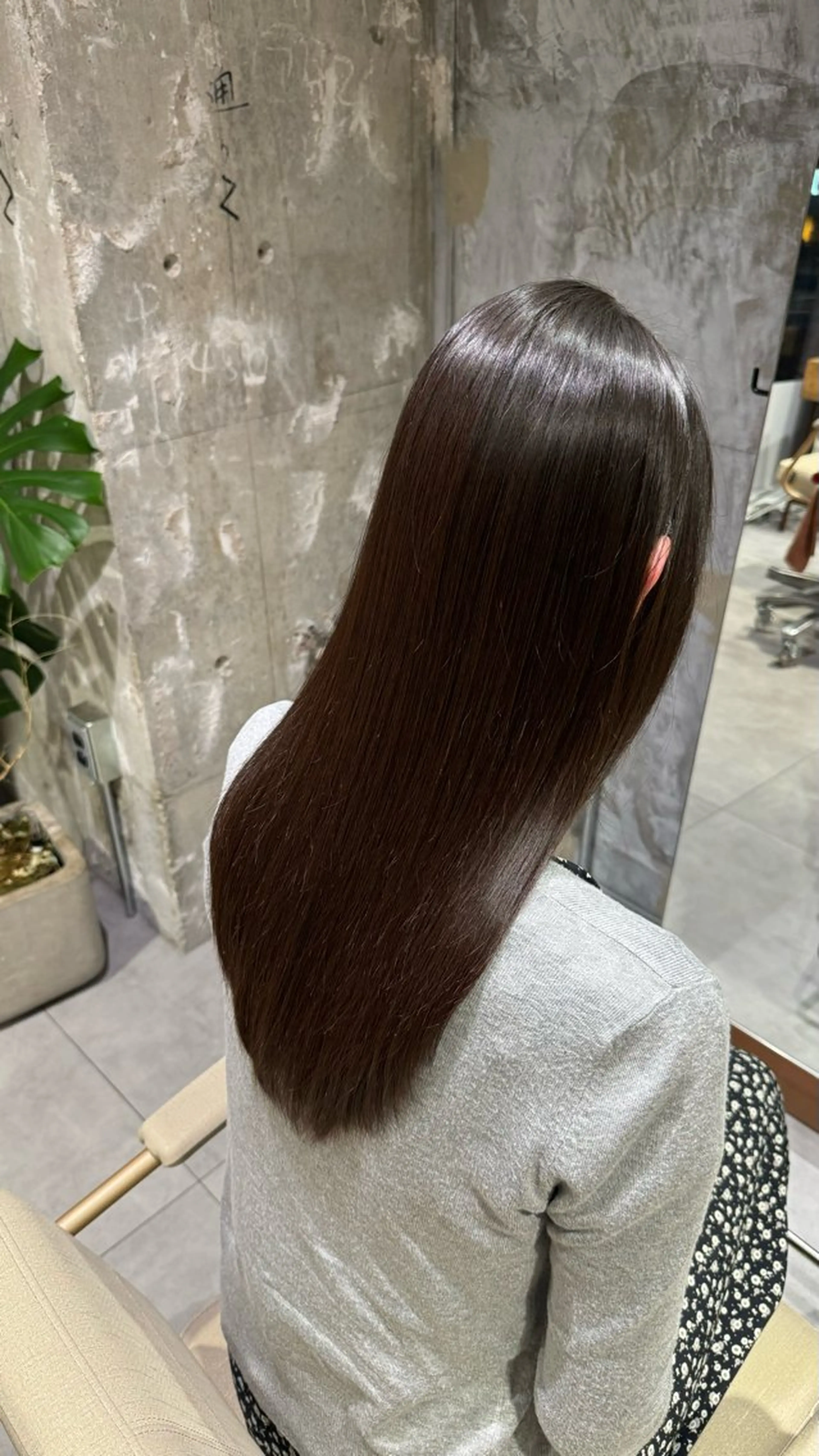 ロング esse大阪茶屋町店所属・レイヤーカット 新井田陽寿のヘアスタイル