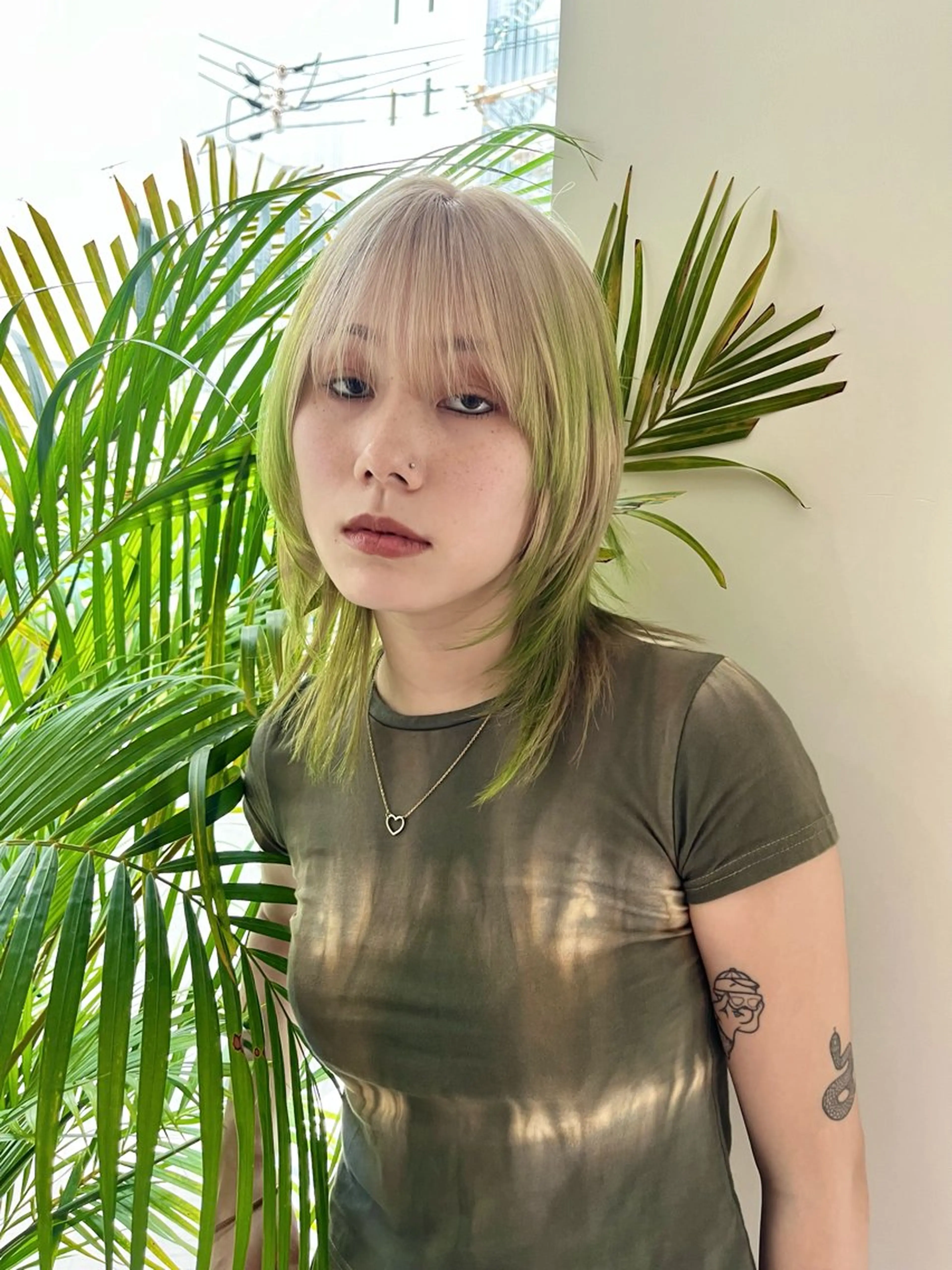 ミディアム カラー ベージュカラー デザインカラー ハイトーンカラー ホワイトベージュ レイヤーカット カット ヘアカラー トリートメント 桃果 momokaのヘアスタイル