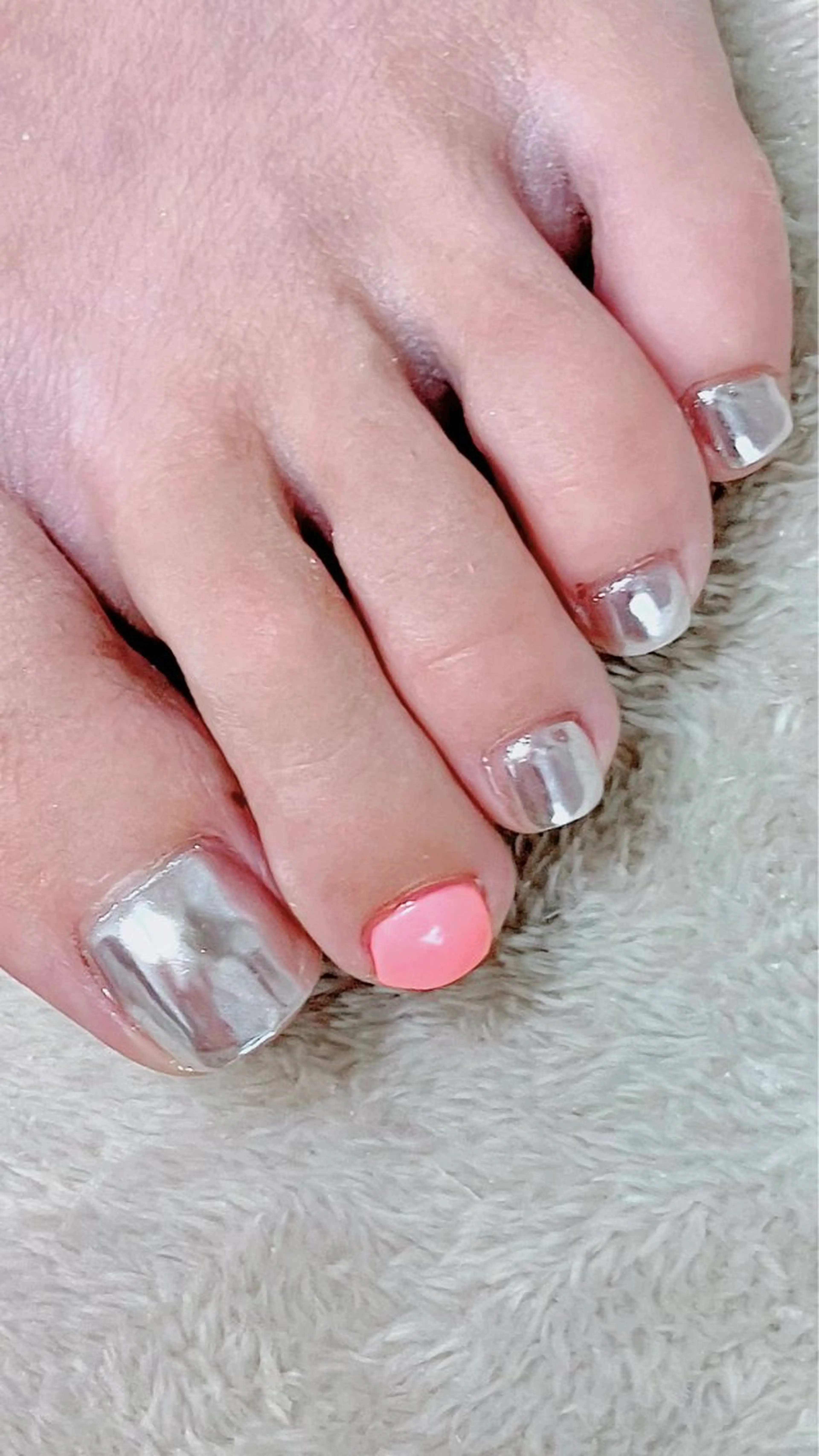 ネイル ミラーネイル シルバー フットネイル haleyume所属・shino🌟 痛ネイルのネイルデザイン