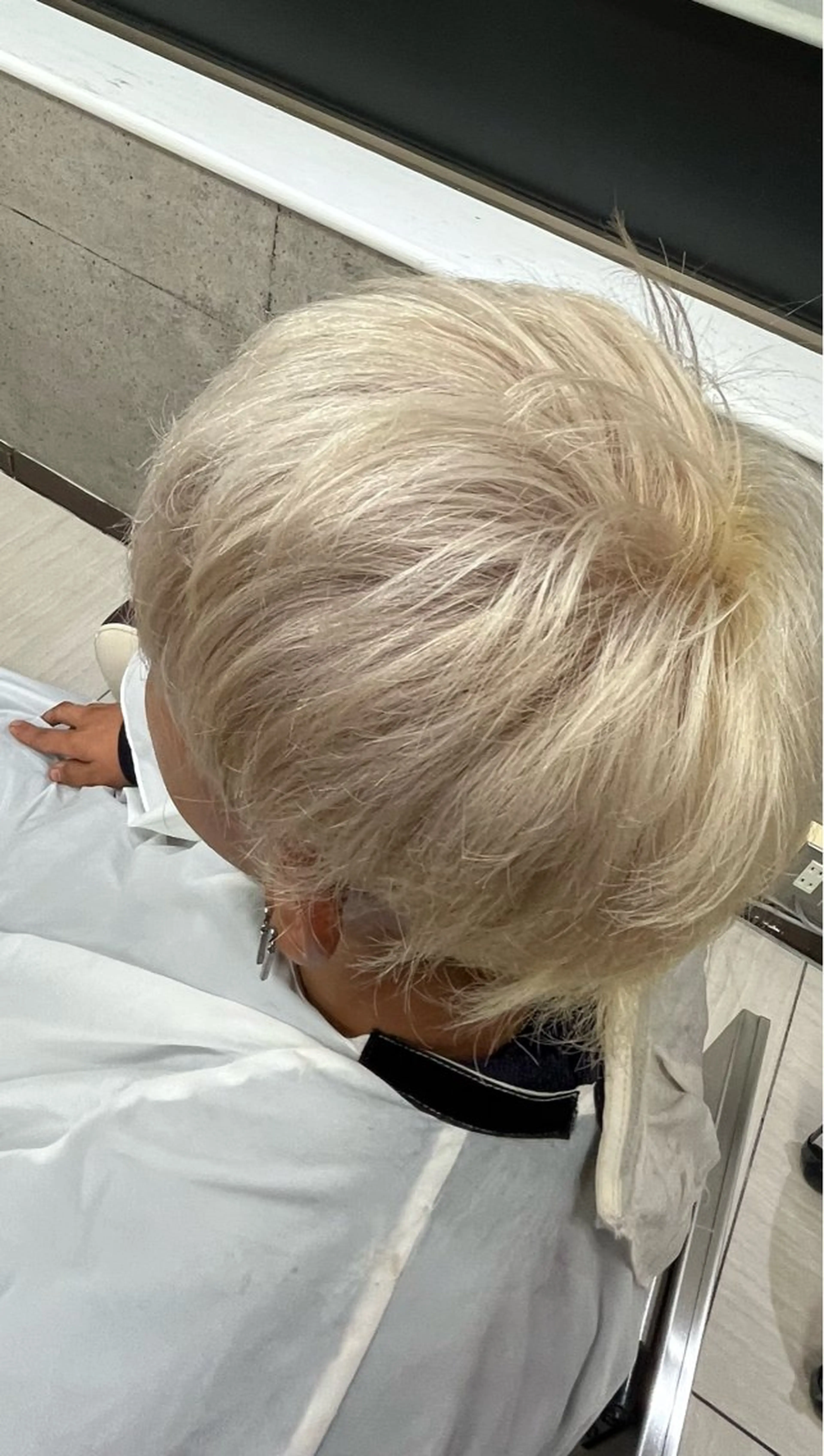 カラー ブリーチ 抜きっぱなしブロンド ヘアカラー 片岡 勇翔のヘアスタイル