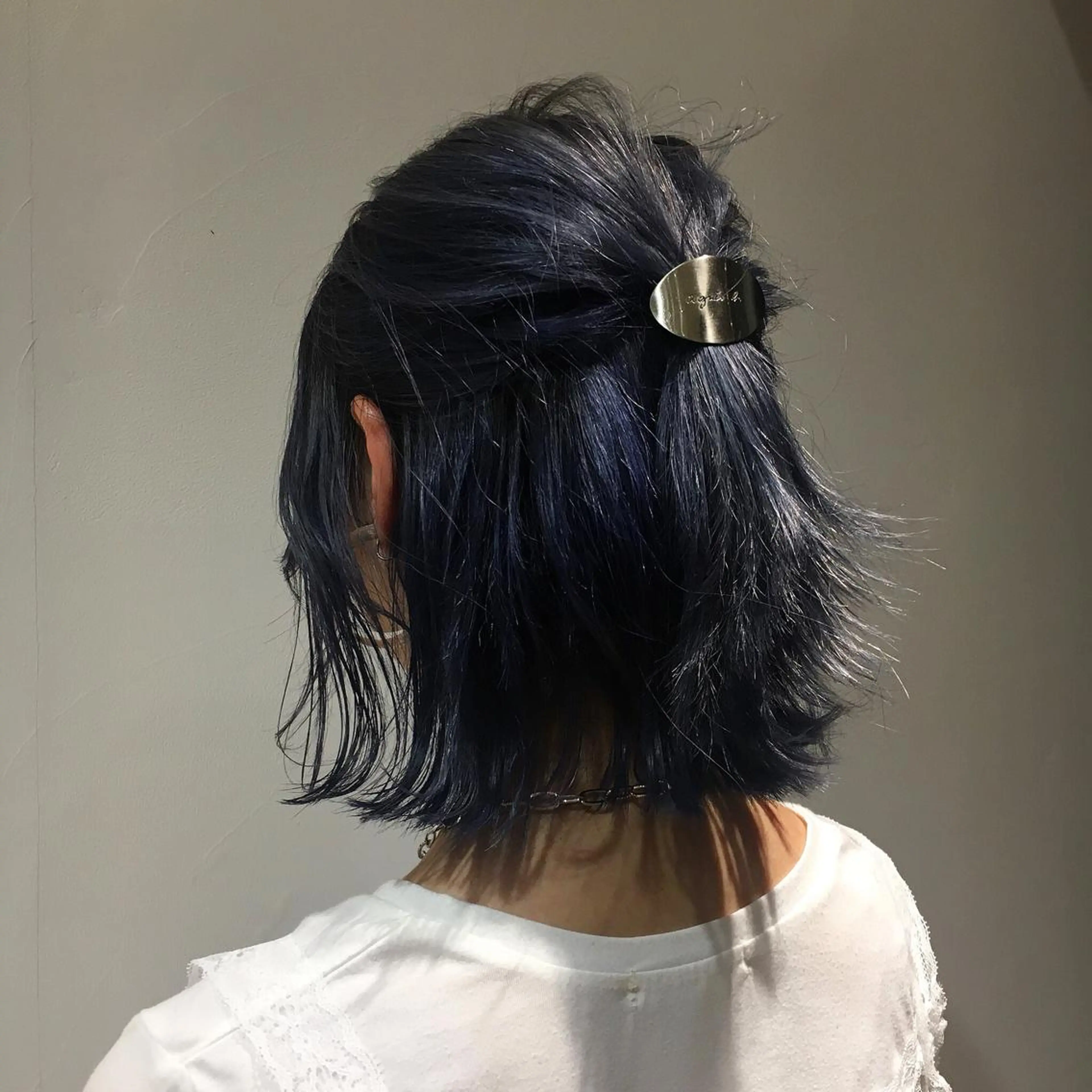 カラー ブルーカラー シルバー 古屋 花織のヘアスタイル