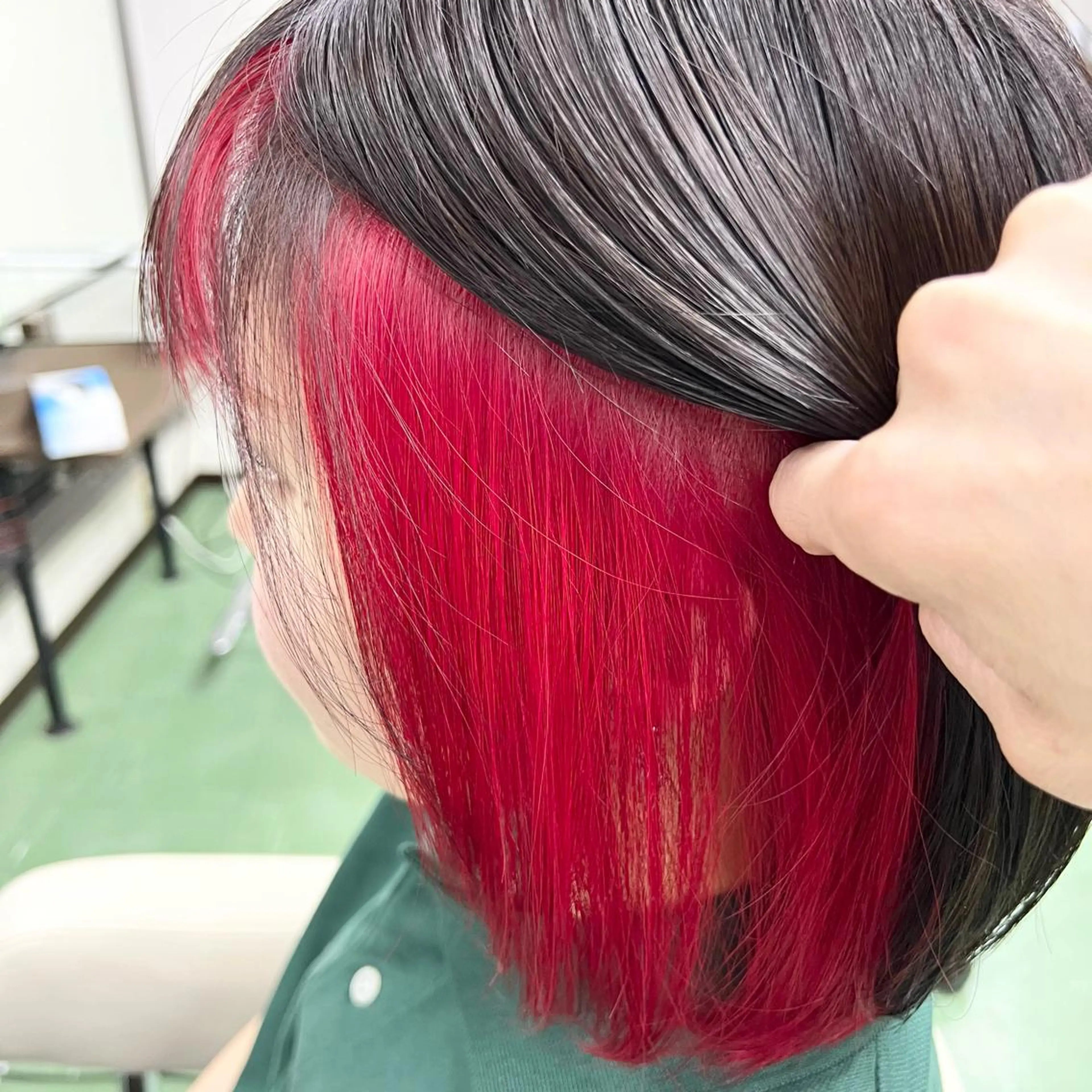 ミディアム カラー インナーカラー レッドカラー カット ヘアカラー 甲田 豪徳のヘアスタイル