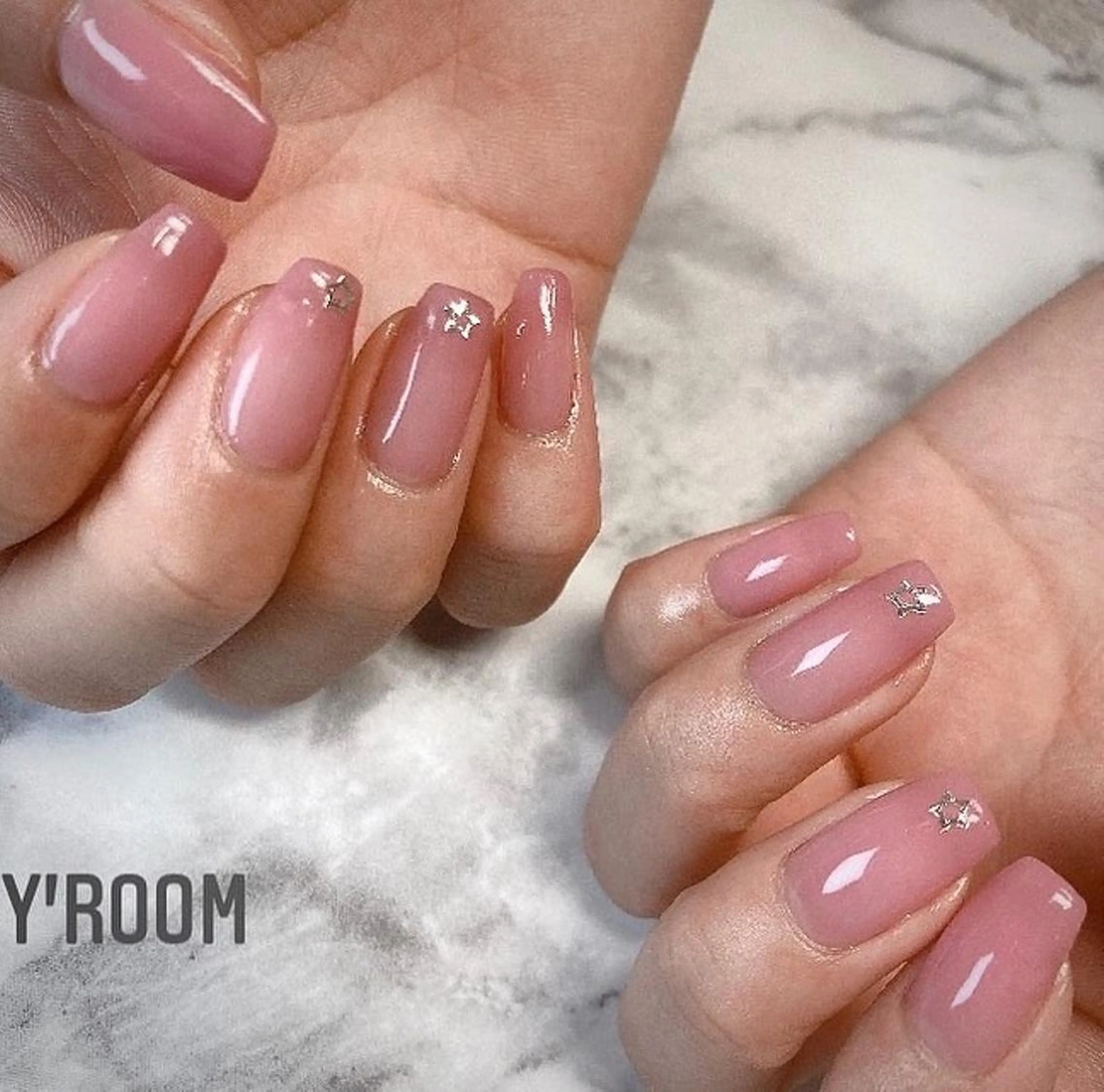 ネイル オーロラネイル フラッシュネイル フットネイル ジェルネイル 氷ネイル・うるうるネイル ハンドネイル YUKA （ネイリスト）のネイルデザイン