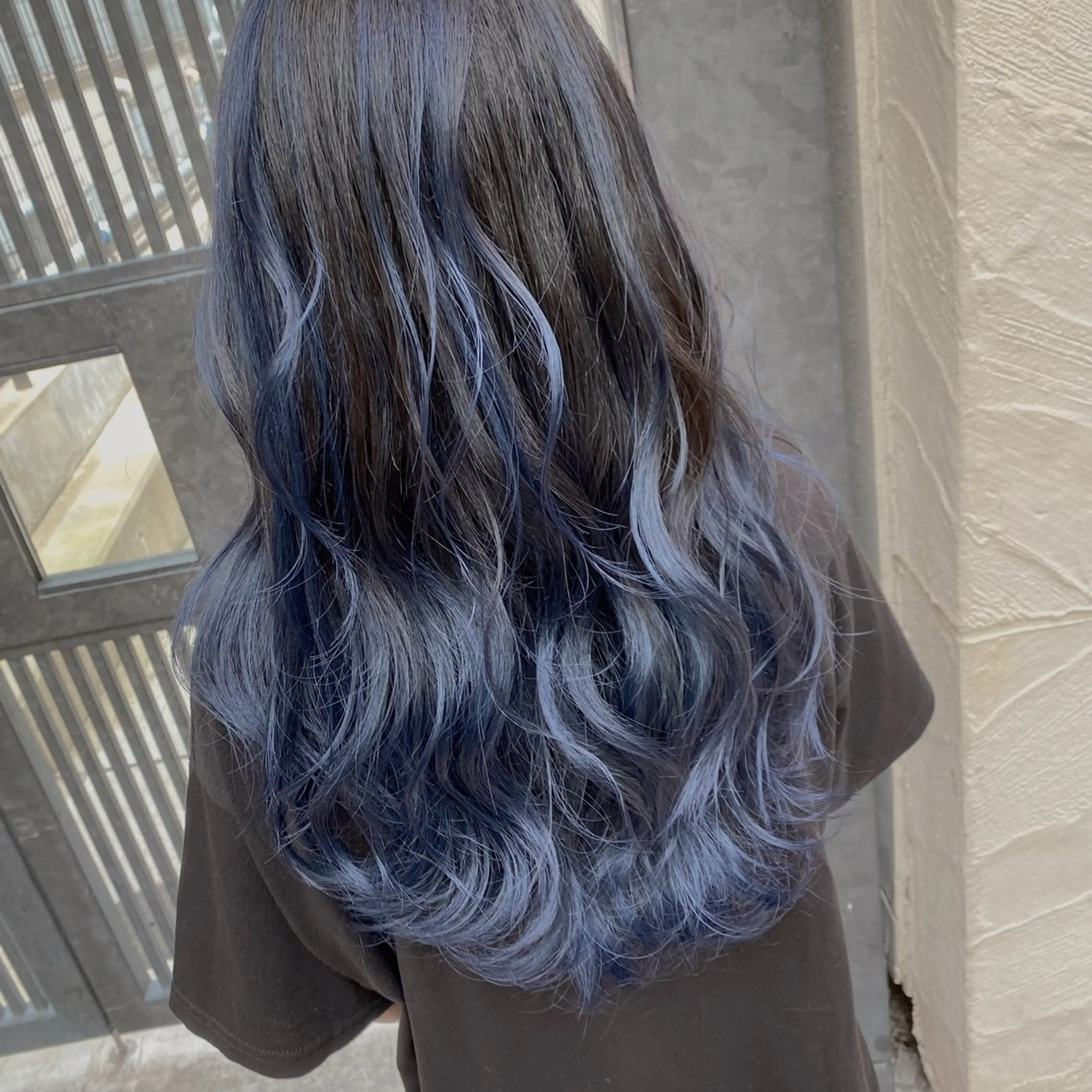 セミロング カラー アッシュ バレイヤージュ ベージュカラー ブリーチ ケアブリーチ AMI Hair  supply所属・髪質改善カラー 韓国風レイヤーのヘアスタイル