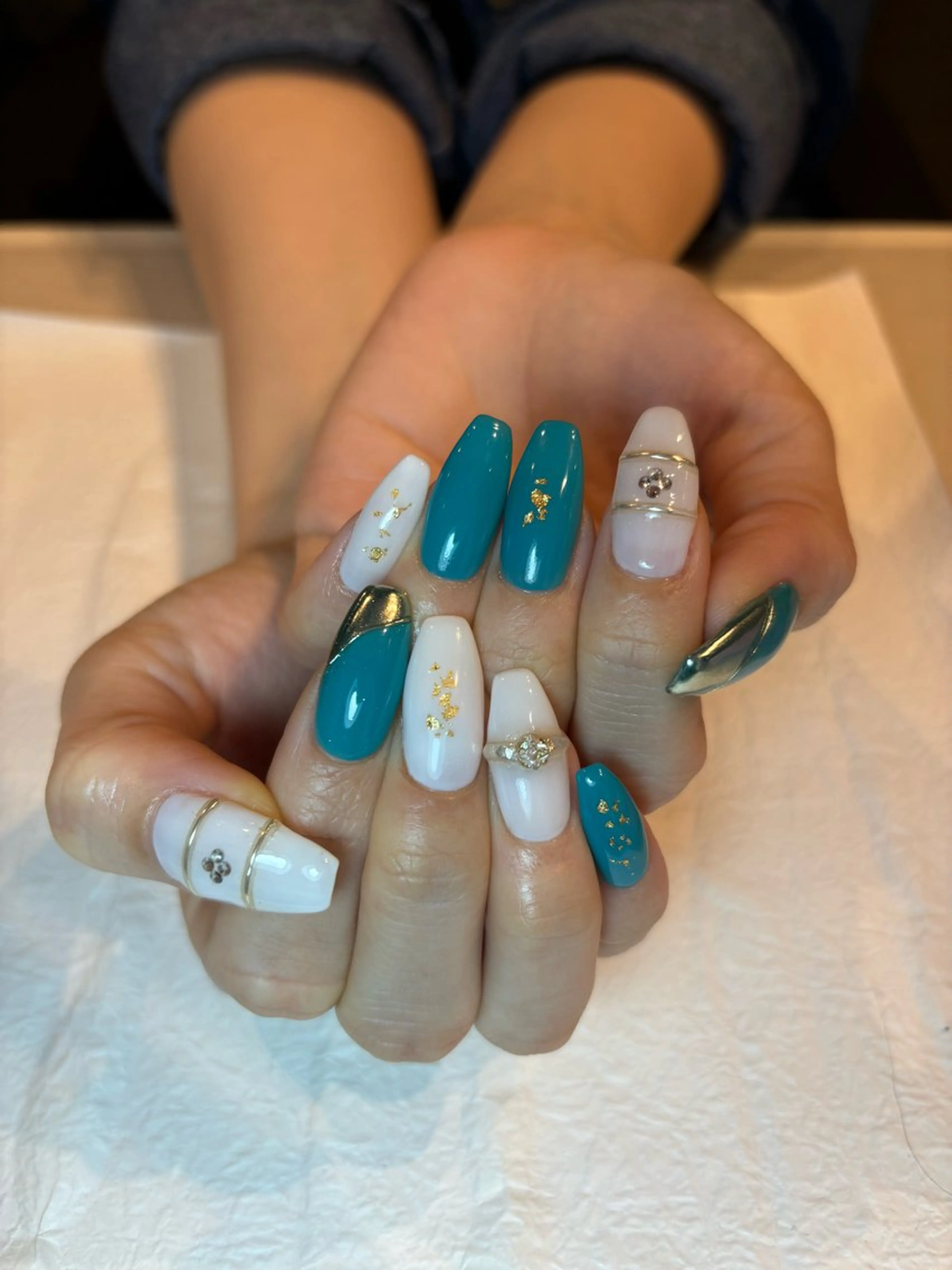 ネイル アートネイル ブルー 持ち込み ホワイト ラヴィアンローズ所属・S. kurumiのネイルデザイン