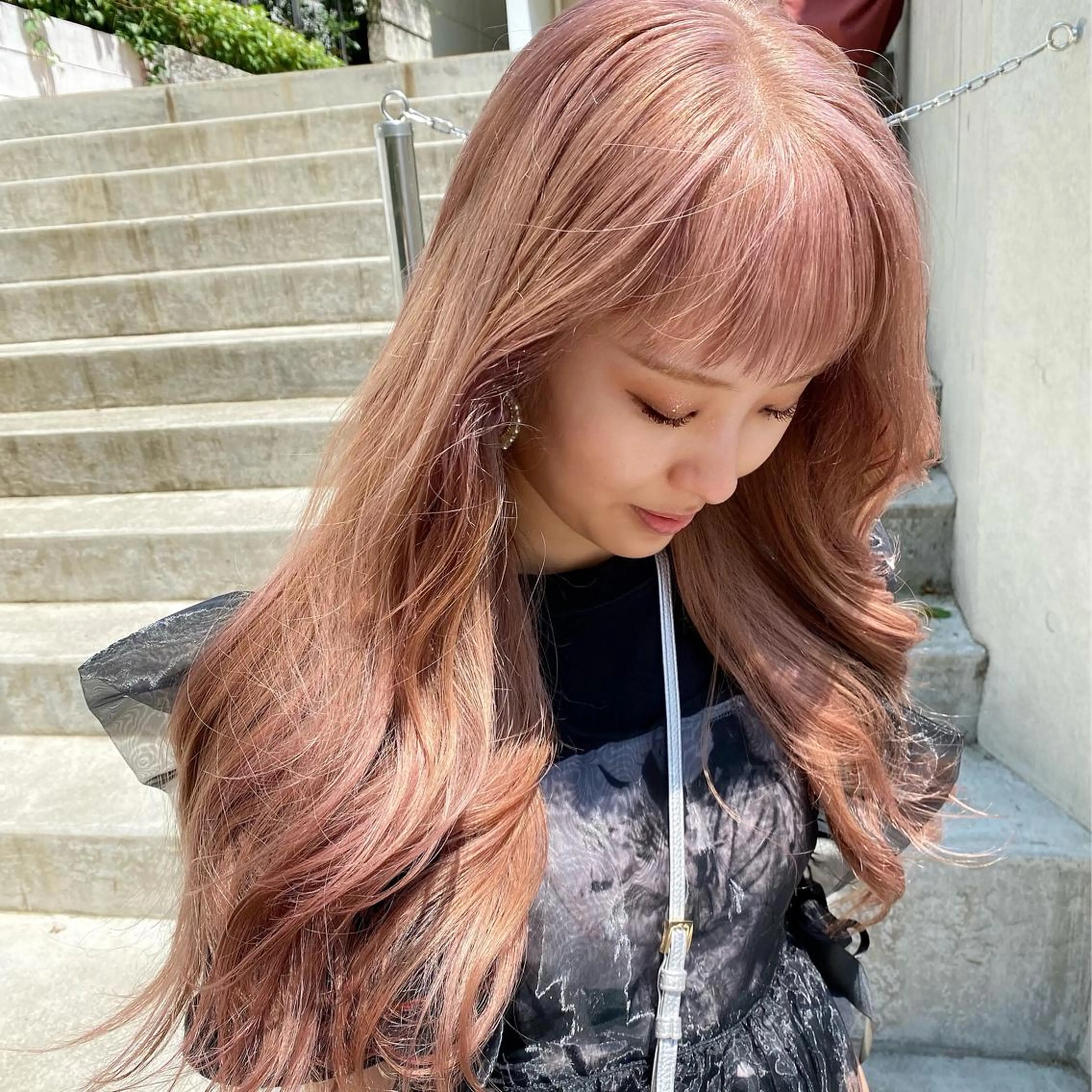 ロング カラー ヘアアレンジ ベージュカラー ブリーチ ラベンダーカラー ミルクティーベージュ ピンクカラー カット ヘアカラー トリートメント ヘアセット 八巻 晴香のヘアスタイル