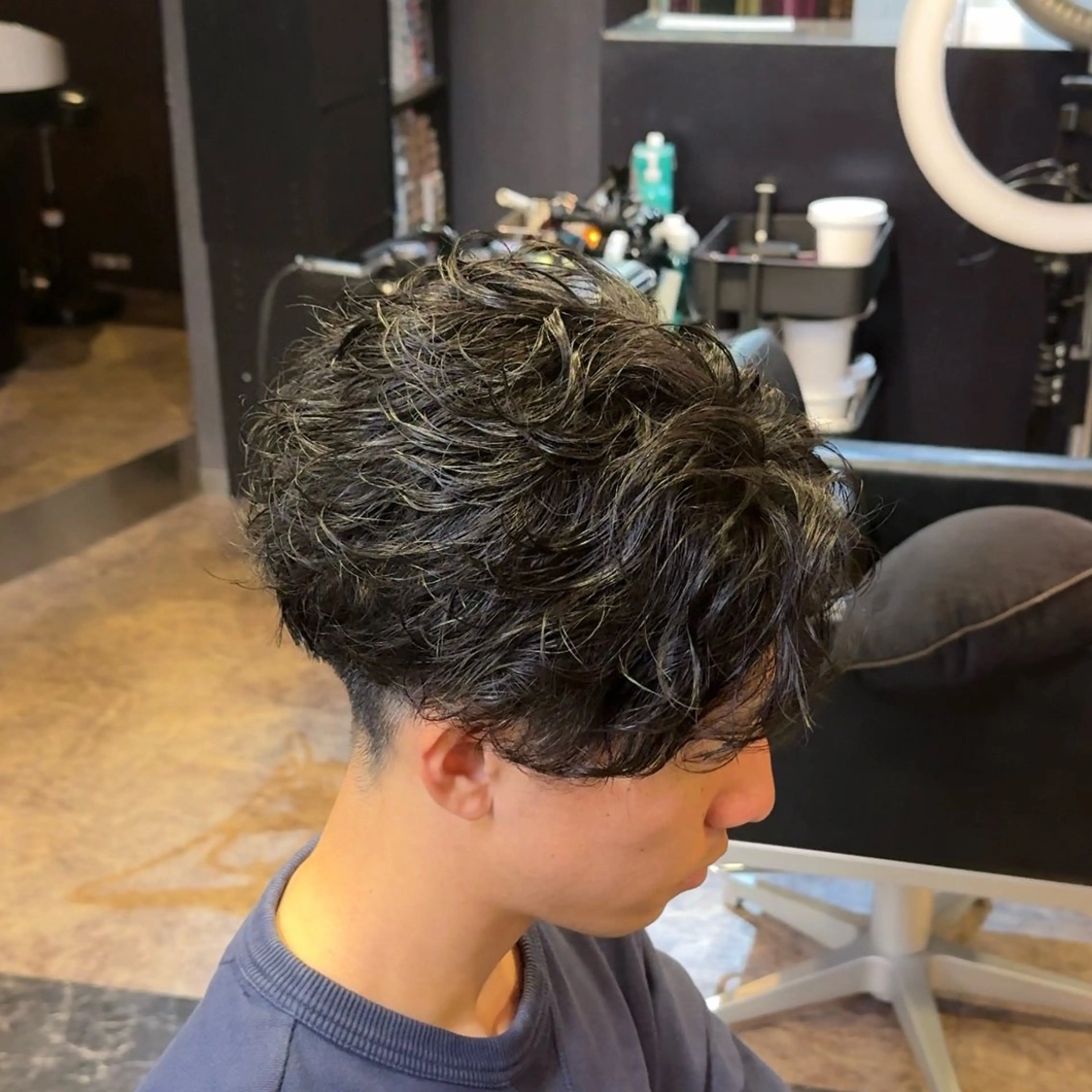 ミディアム パーマ メンズ ミディアムパーマ メンズパーマ 舘野涼太 /ダブル カラー/髪質改善のヘアスタイル